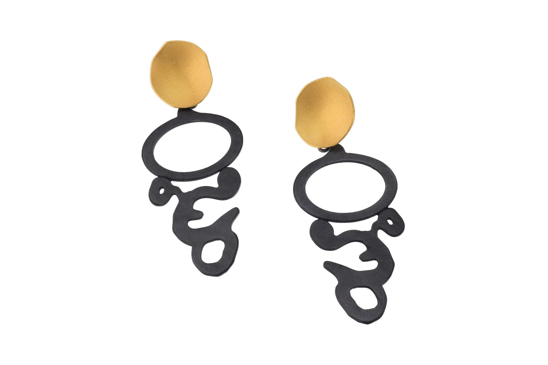 Dieser Ohrschmuck in Silber geschwärzt und vergoldet bicolor vereint elegantes Design mit bicolor Optik. Diese Ohrhänger sind aus geschwärztem Silber gefertigt und verleihen jedem Outfit einen besonderen Touch. Ideal für sowohl formelle Anlässe als auch den Alltag. Tragen Sie sie zu Hochsteckfrisuren oder mit offenem Haar, um das Statement-Design hervorzuheben. Perfekt für stilbewusste Frauen.