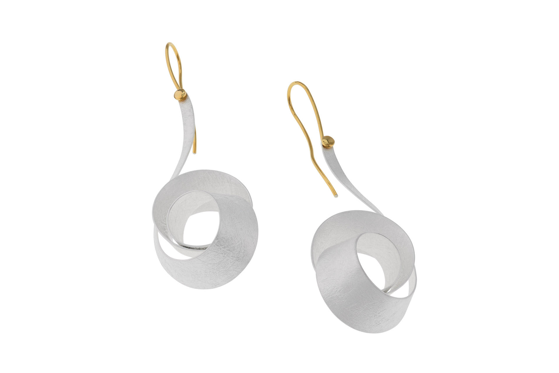 Der Ohrschmuck Silber teilvergoldet  ist ein exklusives Schmuckstück der Kategorie Ohrhänger. Diese eleganten Creolen kombinieren Silber mit einer Teilvergoldung und verleihen jedem Outfit einen Hauch von Glamour. Ideal für festliche Anlässe oder um Ihrem Alltagslook eine stilvolle Note zu verleihen. Perfekt, um jedes Ensemble aufzuwerten.