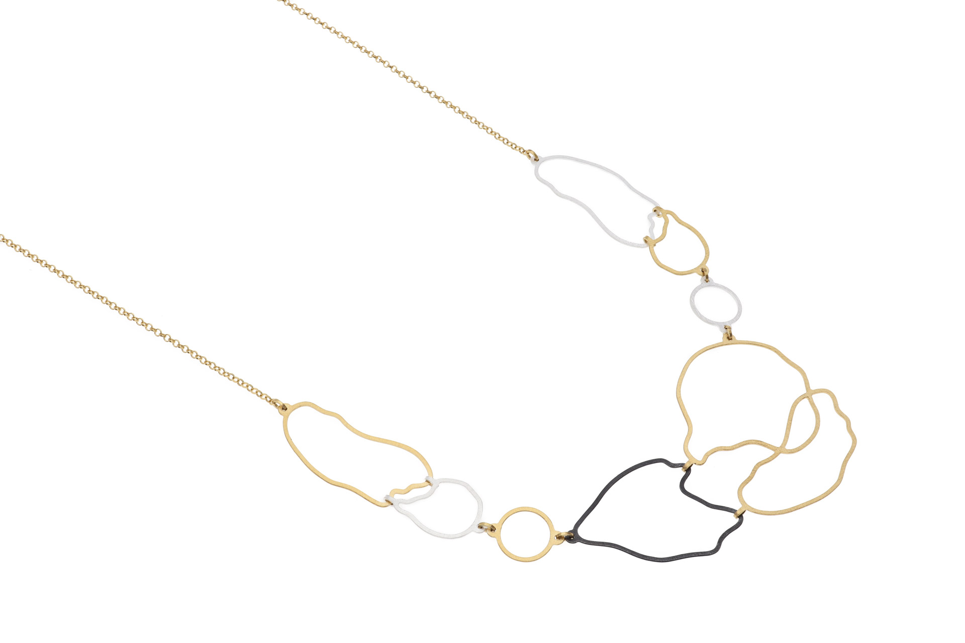 Der Halsschmuck in Silber ist teilvergoldet, Tragen Sie diese elegante Halskette am besten zu einem V-Ausschnitt oder einem schulterfreien Outfit, um ihre schimmernde Kombination aus Silber und Gold richtig zur Geltung zu bringen. Perfekt für besondere Anlässe oder um alltägliche Looks aufzuwerten.