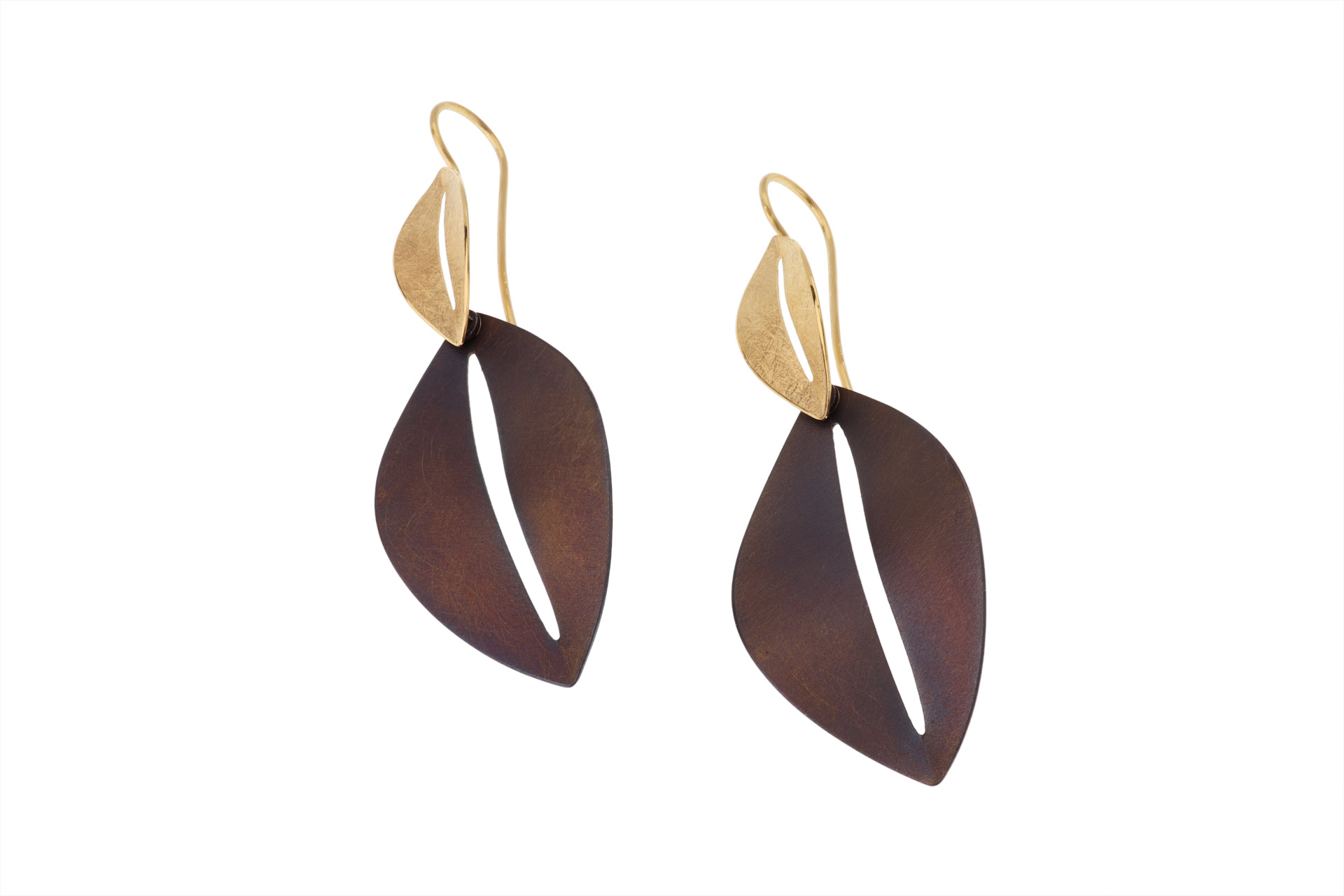 Der Ohrschmuck im Silber-Blattdesign  ist ein elegantes Paar Ohrhänger, ideal für jeden Anlass. Diese einzigartigen Schmuckstücke kombinieren zeitloses Design mit natürlicher Inspiration. Sie passen perfekt zu eleganten Outfits oder als Highlight zu lässigen Looks. Tragen Sie sie zu Hochsteckfrisuren oder kurzen Haaren, um den eleganten Blattakzent hervorzuheben.