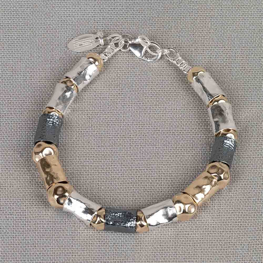 Armband zilver + Goldfilled 19 cm, modelnummer 19350, combineert zilver en goldfilled voor een schitterende uitstraling. Gemaakt van 925 sterling zilver, deze fantasiearmband heeft een karabijnsluiting. Perfect voor elke gelegenheid, draag hem solo of gecombineerd met andere armbanden voor een gelaagde look. Een veelzijdige en stijlvolle toevoeging aan je sieradencollectie.