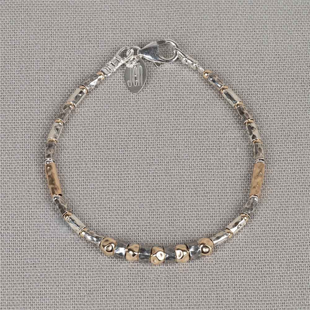 De Armband zilver oxy + Goldfilled 19 cm, modelnummer 20221-19, is een prachtige fantasiearmband met een unieke kleurcombinatie van goud en zilver. Gemaakt van hoogwaardig 925 sterling zilver, straalt deze armband elegantie uit. Draag hem solo voor een subtiele touch, of combineer met andere accessoires voor een gedurfde look. Perfect voor elke gelegenheid!