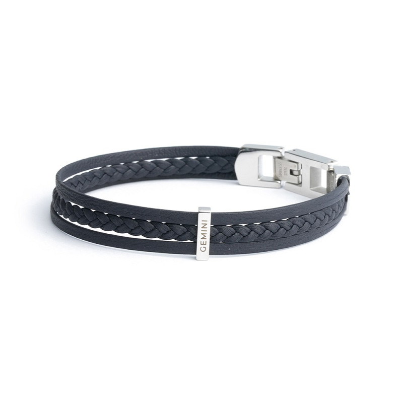 Driedubbele armband donker blauw. Deze Ter Blue armband is volledig gemaakt van hoogwaardig Italiaans nappaleer, afgewerkt met roestvrijstalen elementen. Het Italiaanse leer is ongelooflijk soepel en zacht.