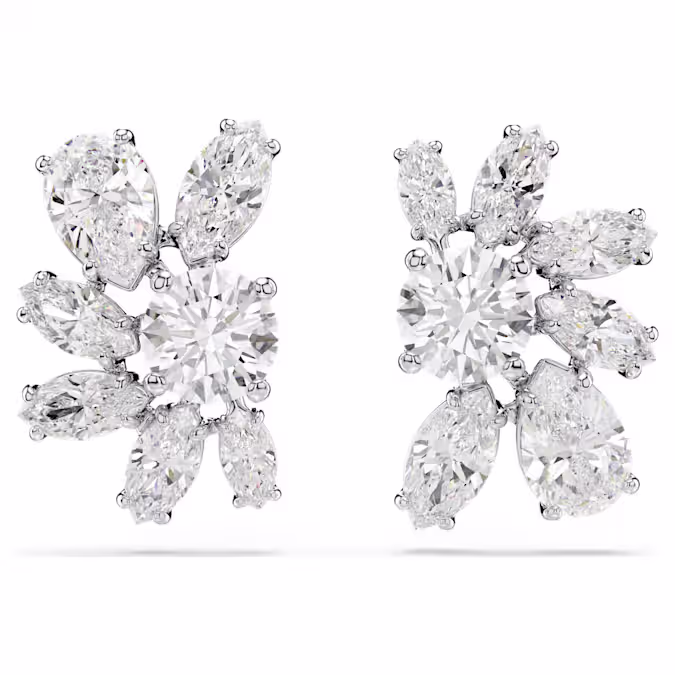 wee helften zijn beter dan één met deze intrigerende oorbellen. Beide stukken zijn ontworpen met een kunstzinnige mix van heldere stenen in een verfijnde dubbele klauwzetting met rhodium toplaag en ze vormen allebei de helft van een bloemmotief. Draag ze in combinatie met andere stukken uit de Gema-lijn.