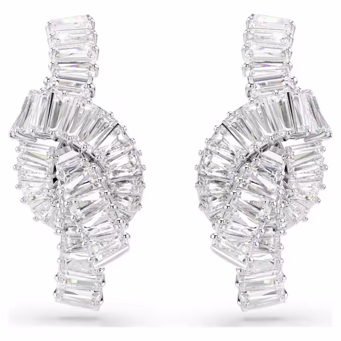 Deze Matrix-oorbellen staan symbool voor een onbreekbare band en hebben een uniek geweven ontwerp. Elk gedraaid motief in de vorm van een lint heeft een rhodium toplaag en voorzien van een verfijnde versiering van Swarovski Zirkonia in baguette-slijpvorm en klauwzetting. Draag deze oorbellen wanneer u op zoek bent naar verfijning en combineer ze met de bijpassende Matrix-sieraden voor een complete look.