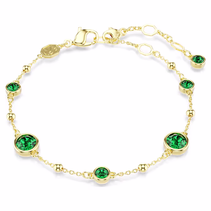Met zijn dynamische mix van vormen geeft deze Imber-armband uw pols een bijzondere glans. De ketting met goudkleurige toplaag heeft een karabijnsluiting en een streng metalen druppels, afgewisseld met ronde groene kristallen in een verfijnde lunettezetting. Het stuk bevat ook een extra verlenging, zodat het geschikt is voor alle maten. Perfect om een zachte en elegante touch aan een outfit toe te voegen.