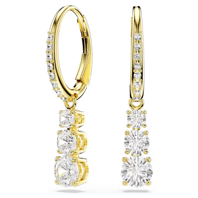 Deze prachtige oorstekers zijn vervaardigd met het eeuwige concept romantiek in gedachten. Elk stuk heeft een trio van heldere Swarovski Zirkonia in een goudkleurige setting, met een schitterende pav&eacute; versiering op de ringen. Met hun tijdloze elegantie zullen ze een gekoesterde herinnering worden. Combineer met een bijpassende ketting of ring voor een maximaal effect.