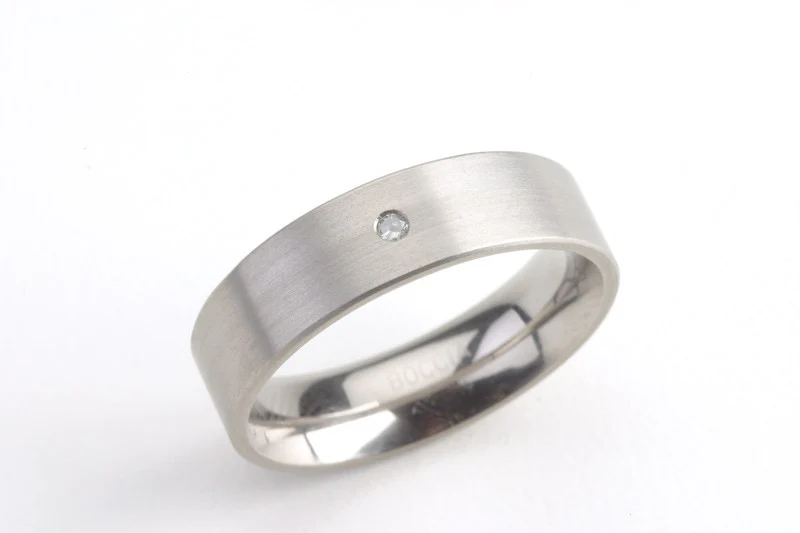 Boccia titanium ring, met een 0.03 caraat briljant, met een matte afwerking
