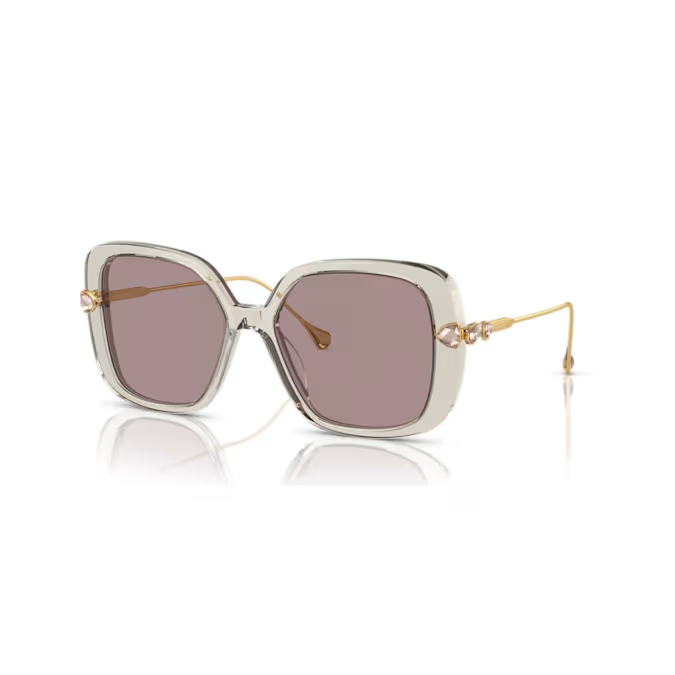 Ga voor een opvallende, glamoureuze look met deze grote stijlvolle zonnebril met een luxe accent. De zonnebril is geïnspireerd op onze prachtige Mesmera-lijn en heeft een montuur van doorschijnend grijs acetaat, donkerpaarse glazen en roze kristallen met verschillende slijpvormen op de metalen poten. Een extravagante stijl die gemaakt is om op te vallen.