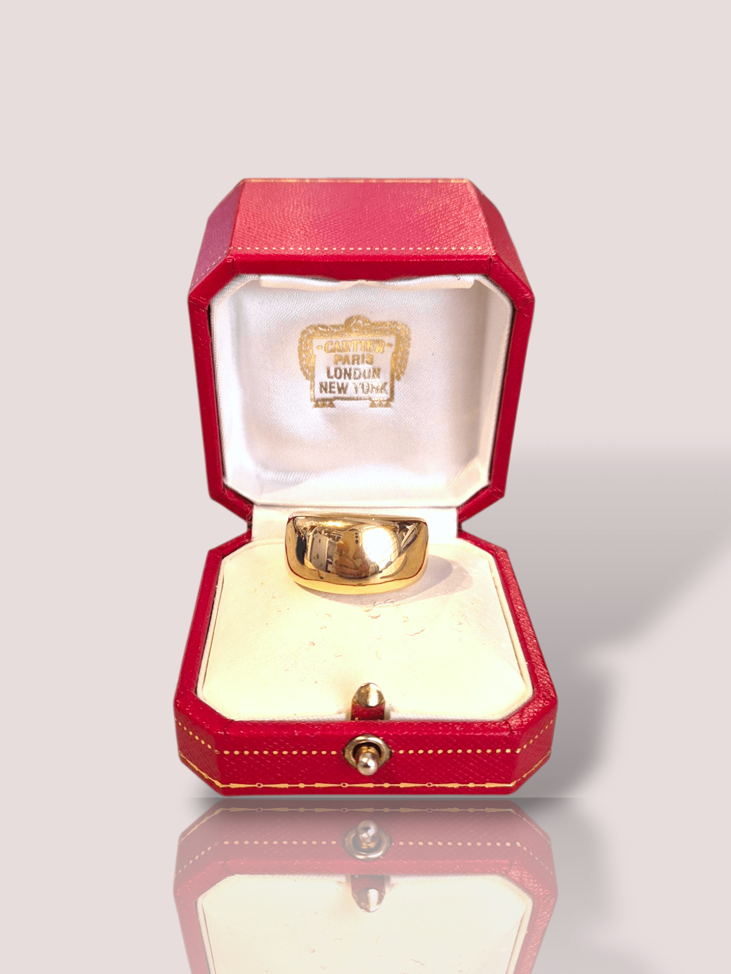 Deze prachtige Vintage 18k geelgouden Nouvelle Vague Cartier ring, straalt elegantie en klasse uit. De ring is een tijdloze toevoeging aan elke sieradencollectie. Draag de ring als een statement-stuk op zichzelf of combineer met andere fijne gouden sieraden voor een verfijnde look. Perfect voor zowel formele als informele gelegenheden.

De ring is op het breedste punt 13,55 mm en weegt ruim 14 gram.