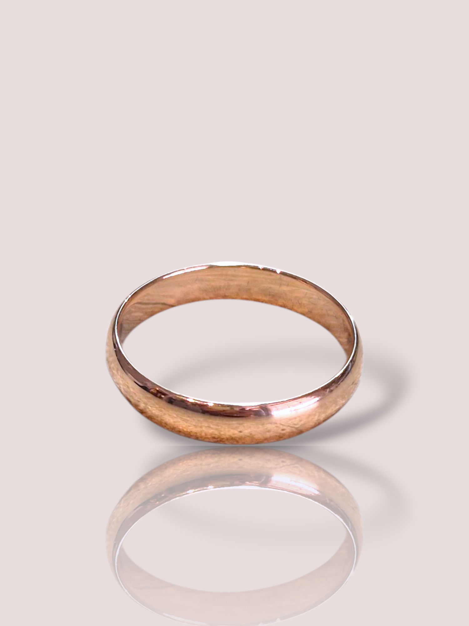 De Vintage 14k geel gouden trouwring, modelnummer 600247, is een prachtige toevoeging aan uw sieradencollectie. Deze klassieke ring, in de categorie "JEWEL" en type "RING," straalt tijdloze elegantie uit. Draag hem trots aan uw ringvinger, solo of samen met andere ringen voor een stijlvolle look. Perfect voor elke speciale gelegenheid.