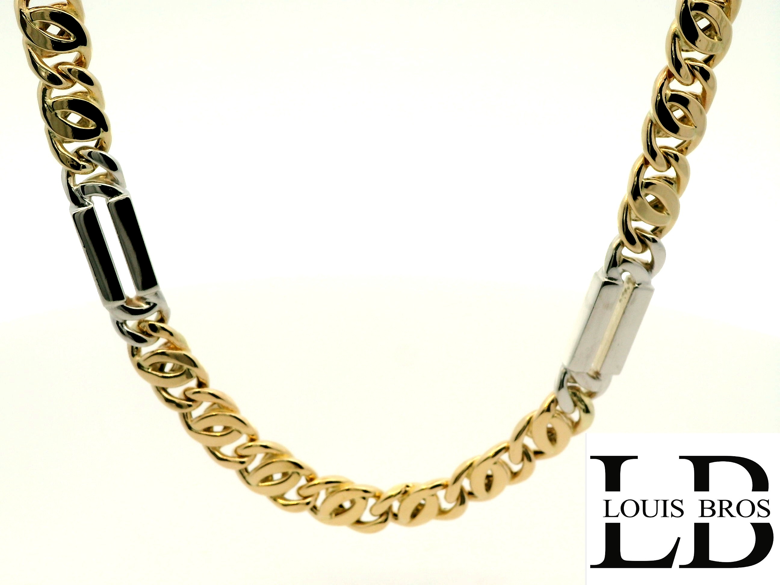 Dit stijlvolle heren collier van Louis Bros is een verfijnd sieraad dat luxe en moderniteit combineert. Het collier is vervaardigd uit 14 karaat goud (34.30 gr) en uitgevoerd in een bicolor design, waarbij geelgoud en witgoud op elegante wijze worden afgewisseld.

De schakels hebben een massieve gourmetstijl die zorgt voor een krachtige, robuuste uitstraling, perfect passend bij de moderne man. Op regelmatige afstanden zijn er gepolijste witgouden accenten aangebracht die het collier een extra dimensie en een exclusieve uitstraling geven.

Kenmerken:

Materiaal: 14 karaat goud (58,5% puur goud)

Kleur: Bicolor – geelgoud en witgoud

Type schakel: Gourmet

Doelgroep: Heren

Merk: Louis Bros 

Een uitstekende keuze voor mannen die houden van een opvallend, doch verfijnd sieraad. Perfect te dragen bij zowel formele als casual gelegenheden.