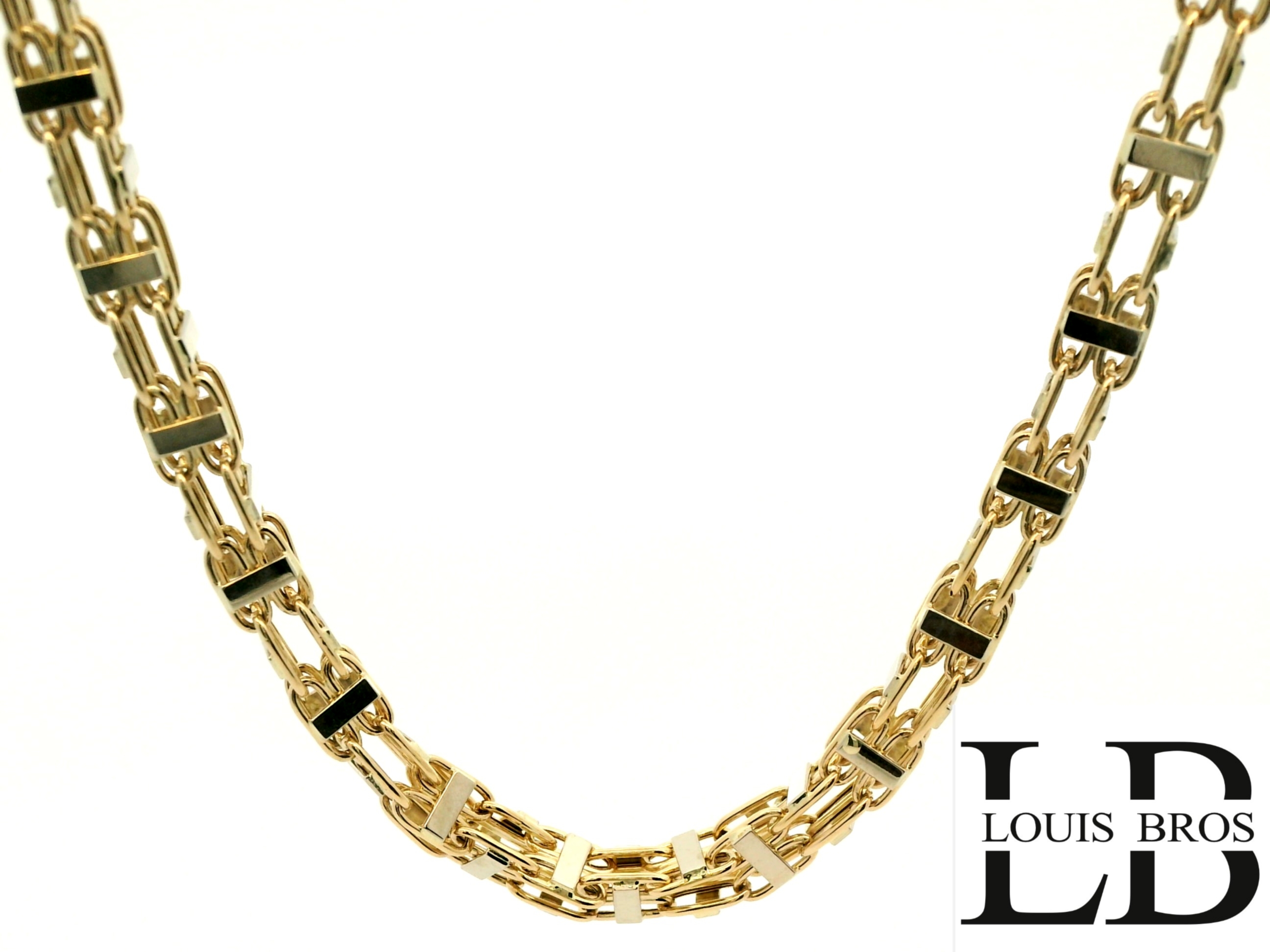 Maak een krachtig stijlstatement met dit luxueuze bicolor heren collier van 14 karaat goud (18.82 gr), ontworpen door het sieradenhuis Louis Bros. Dit collier is een toonbeeld van vakmanschap en elegantie, met een robuuste doch verfijnde structuur die direct in het oog springt.

Het collier is vervaardigd uit hoogwaardig geelgoud en voorzien van witgouden accenten, die op regelmatige wijze in het schakelpatroon zijn verwerkt. De schakels zijn fijn afgewerkt en strak gepositioneerd in een massieve vierkante box chain-structuur, wat het sieraad een moderne en stoere uitstraling geeft. De stevige karabijnsluiting zorgt voor extra veiligheid en draagcomfort.

Kenmerken:

Materiaal: 14 karaat goud (58,5% puur goud)

Kleur: Bicolor – geelgoud met witgouden details

Schakeltype: Vierkante box chain (massief)

Sluiting: Karabijnsluiting

Doelgroep: Heren

Merk: Louis Bros (LD)

Dit collier is perfect voor de moderne man die houdt van een exclusieve en stijlvolle uitstraling. Ideaal als opvallend accessoire bij zakelijke outfits of als luxe toevoeging aan een casual look.