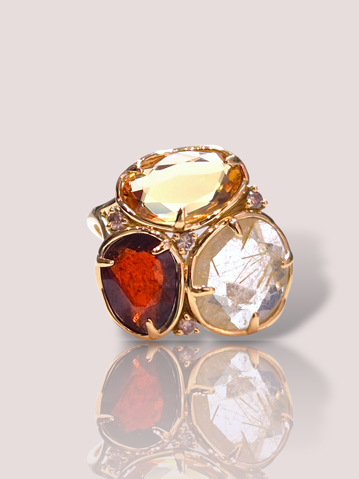 Deze Vintage 18k geel gouden Peroni & Parise fantasiering, is een verfijnde en unieke ring van 18-karaats goud. De ring bevat prachtige natuurlijke kleurstenen: rutiel quartz, granaat, citrien en 0,10ct briljant geslepen diamanten VSG. 

Perfect om een elegante look af te maken, draagt u deze ring solo als statement of samen met andere gouden sieraden voor een gelaagde stijl. Ideaal voor speciale gelegenheden of dagelijks gebruik.