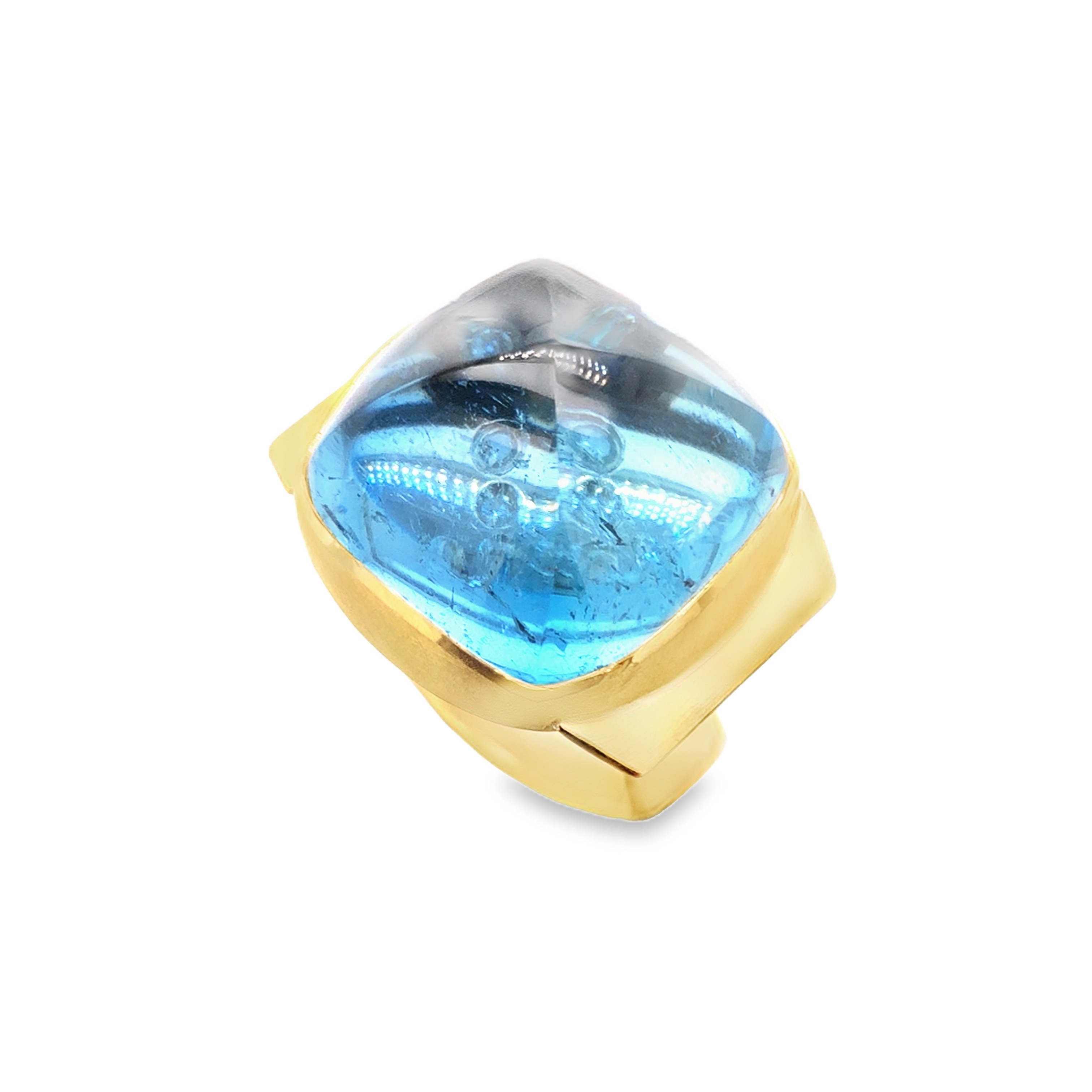 Dieser auffällige Statementring besticht durch seinen strahlenden blauen Aquamarin  im Cabochonschliff. Der Aquamarin wiegt 64,98ct und ist im Kissenschliff geformt und sitzt in einer Fassung aus warmem Gold. Ein Statement-Schmuckstück, das Eleganz und moderne Kunst vereint. Gefertigt in der beliebten und bewährten Smartcurve Ringform für einen perfekten Sitz in allen Lebenslagen.