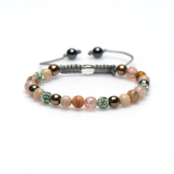 De Karma Armband Spiral Genuine Green XS (groene kristal), modelnummer KAR-83384, is een stijlvolle JEWEL-type BRACELET. Dit nikkelvrije sieraad kan comfortabel en veilig gedragen worden. Draag het solo voor een subtiele look of combineer het met andere armbanden voor een speelse, gelaagde stijl. Perfect voor elke gelegenheid en geschikt voor dagelijks gebruik.