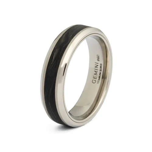 De Gemini Rota ring combineert koolstof en titanium voor een stijlvolle uitstraling. Draag deze opvallende ring als statement piece aan je vinger voor een moderne, verfijnde look. Perfect voor elke gelegenheid.