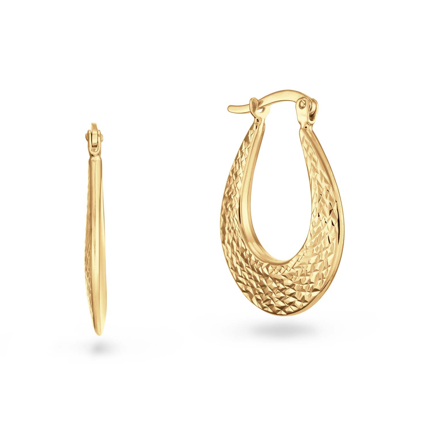 14 Karaats Geelgouden Oorringen met ieder aan één zijde gediamanteerd.
De oorringen zijn voorzien van een hefboom sluiting.