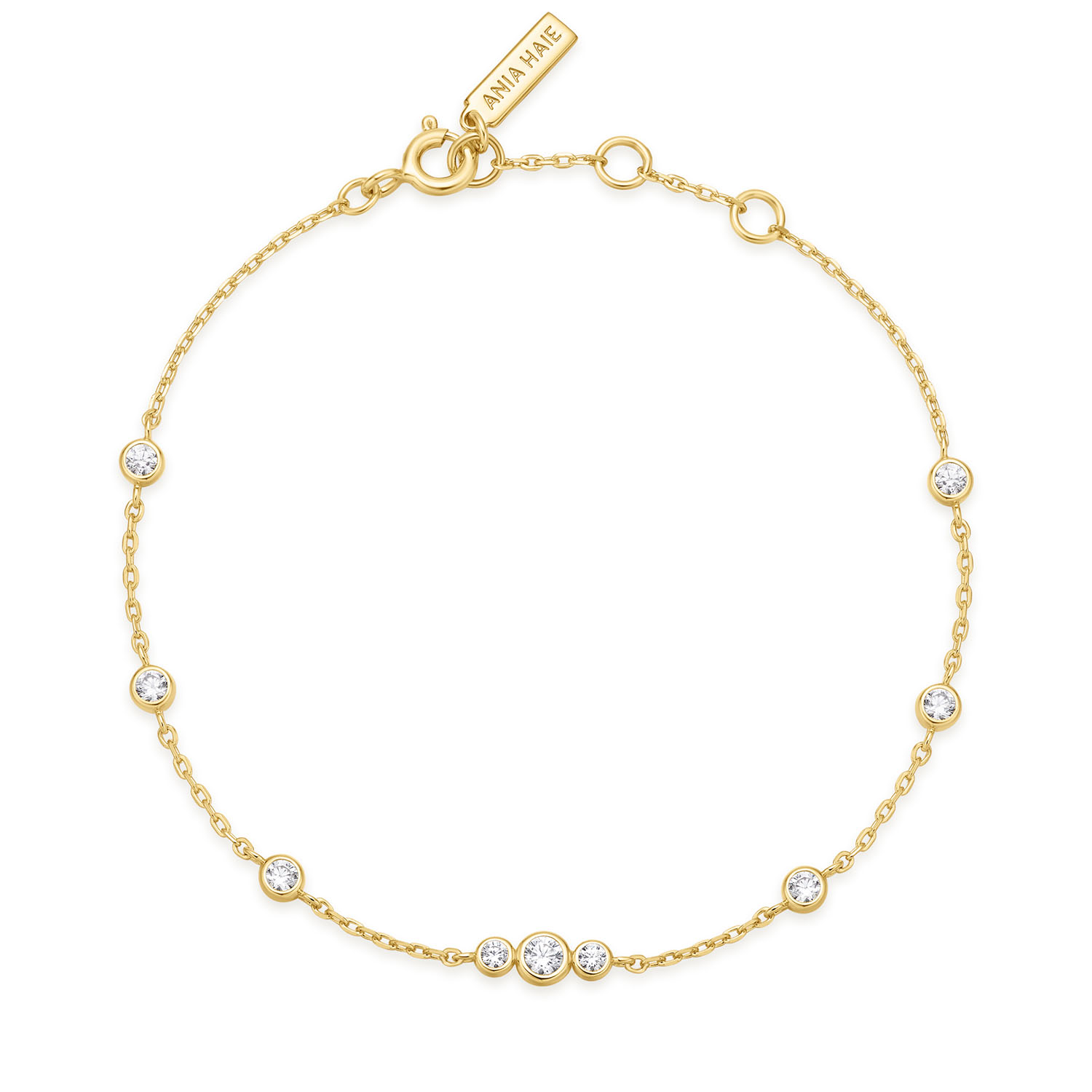 Miss Dainty is ontworpen voor de vrouw die houdt van elegantie met een speelse twist. Deze armband met zirkonia is verfijnd afgewerkt met meerdere steentjes in een strakke zetting. Het sierlijke ontwerp straalt subtiele klasse uit. Draag hem los of combineer met andere armbanden voor een opvallende look – ideaal voor chique gelegenheden.

HET MERK
Geïnspireerd door de laatste fashion trends is Ania Haie het toonaangevende sieradenmerk voor hoogkwalitatieve maar ook betaalbare zilveren sieraden, zonder op de kwaliteit in te leveren. Iedere collectie is gebaseerd op de laatste catwalktrends, waardoor Ania Haie snel tot hét sieradenmerk voor stijlbewuste consumenten is verkozen. Elk sieraad wordt ontworpen om te combineren met andere sieraden waardoor je je eigen look kunt creëren. Maar ook zijn Ania Haie sieraden opvallend genoeg om op zichzelf te dragen.

SPECIFICATIES
- Ania Haie
- Armband
- 925 zilver met gold plating
- Lengte 18,5cm
- AH B065-03G