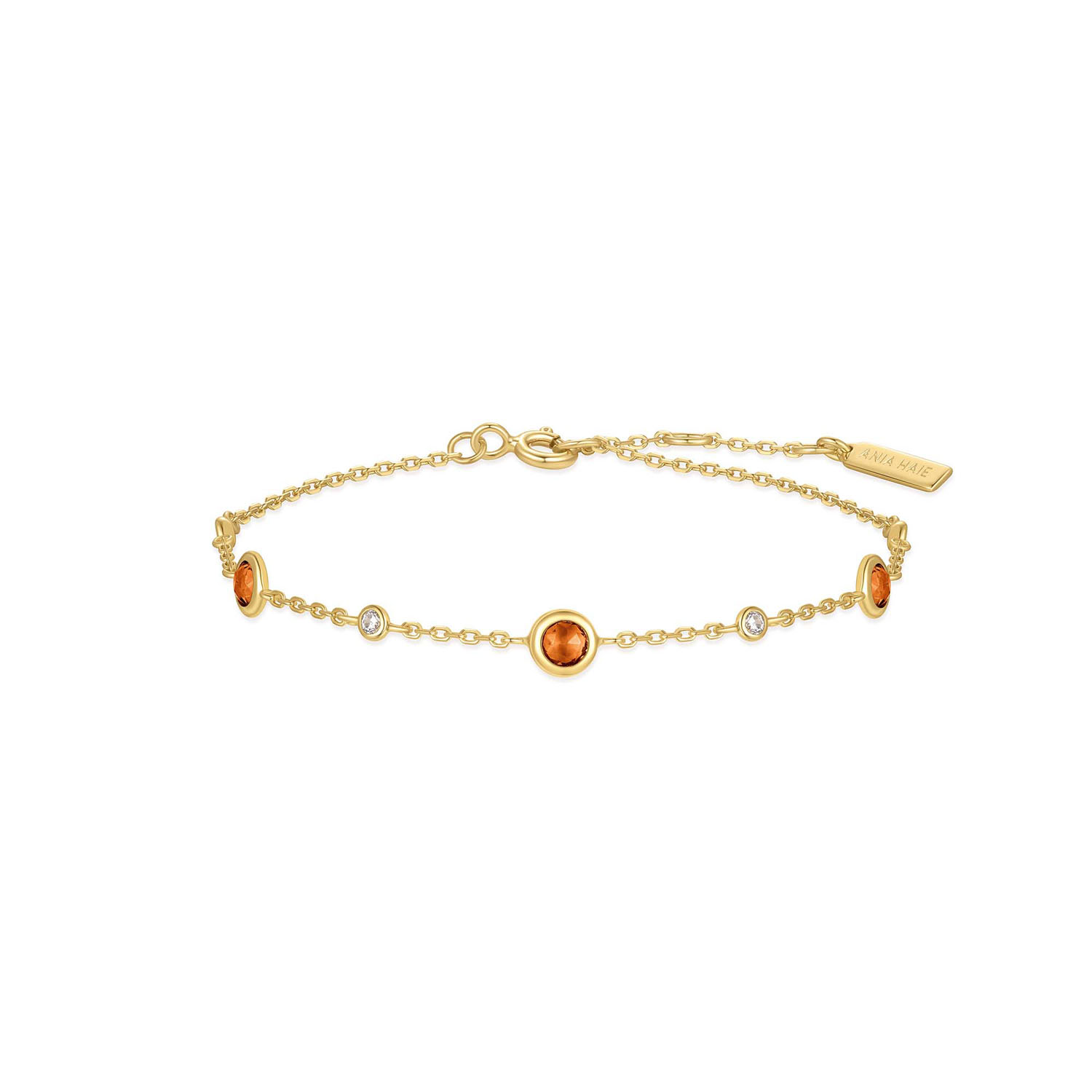 HET MERK
Geïnspireerd door de laatste fashion trends is Ania Haie het toonaangevende sieradenmerk voor hoogkwalitatieve maar ook betaalbare zilveren sieraden, zonder op de kwaliteit in te leveren. Iedere collectie is gebaseerd op de laatste catwalktrends, waardoor Ania Haie snel tot hét sieradenmerk voor stijlbewuste consumenten is verkozen. Elk sieraad wordt ontworpen om te combineren met andere sieraden waardoor je je eigen look kunt creëren. Maar ook zijn Ania Haie sieraden opvallend genoeg om op zichzelf te dragen.

SPECIFICATIES
- Ania Haie
- Armband
- 925 zilver met gold plating
- Lengte 18,5cm
- AH B066-01G