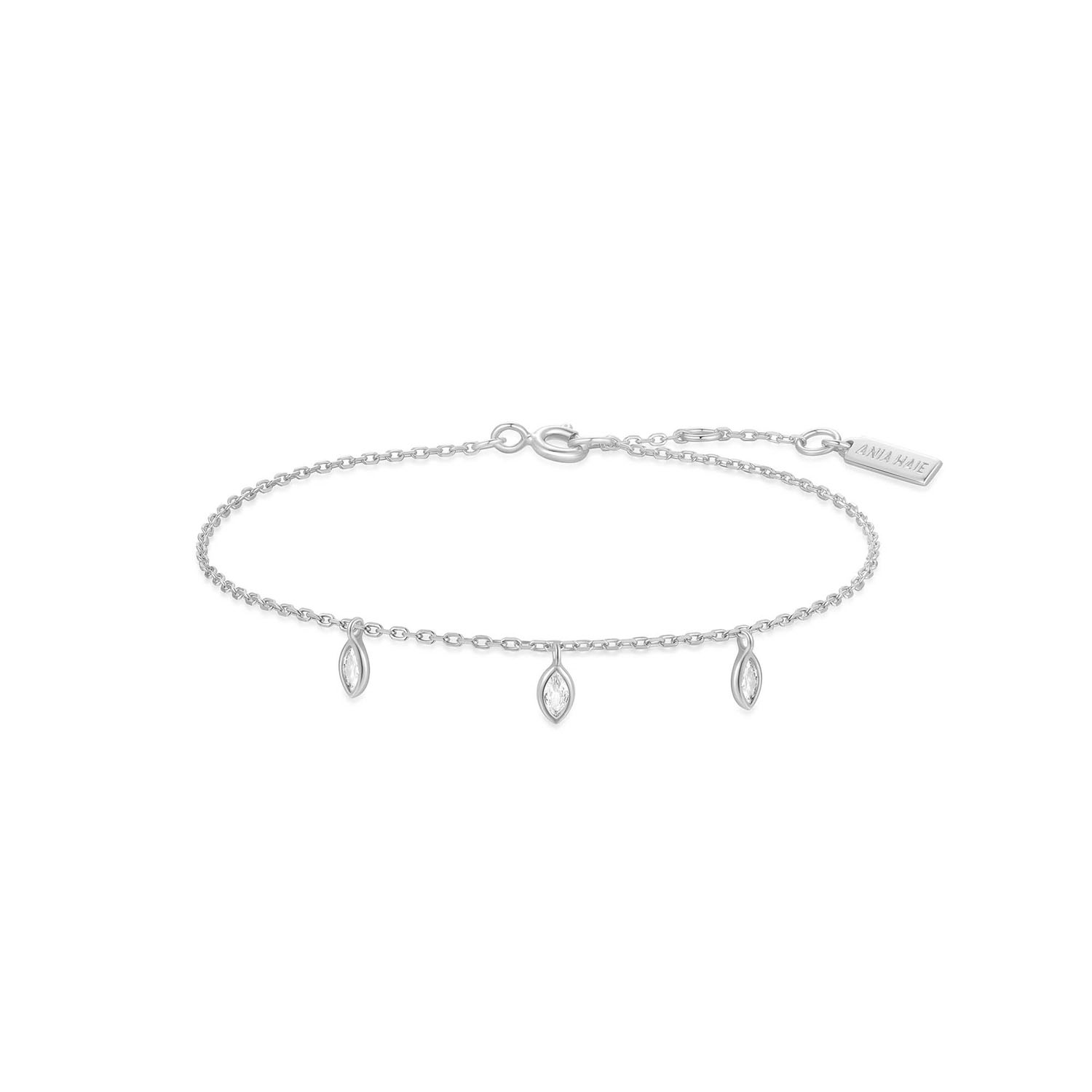 HET MERK
Geïnspireerd door de laatste fashion trends is Ania Haie het toonaangevende sieradenmerk voor hoogkwalitatieve maar ook betaalbare zilveren sieraden, zonder op de kwaliteit in te leveren. Iedere collectie is gebaseerd op de laatste catwalktrends, waardoor Ania Haie snel tot hét sieradenmerk voor stijlbewuste consumenten is verkozen. Elk sieraad wordt ontworpen om te combineren met andere sieraden waardoor je je eigen look kunt creëren. Maar ook zijn Ania Haie sieraden opvallend genoeg om op zichzelf te dragen.

SPECIFICATIES
- Ania Haie
- Armband
- 925 zilver met rhodium plating
- Lengte 18,5cm
- AH B066-02H