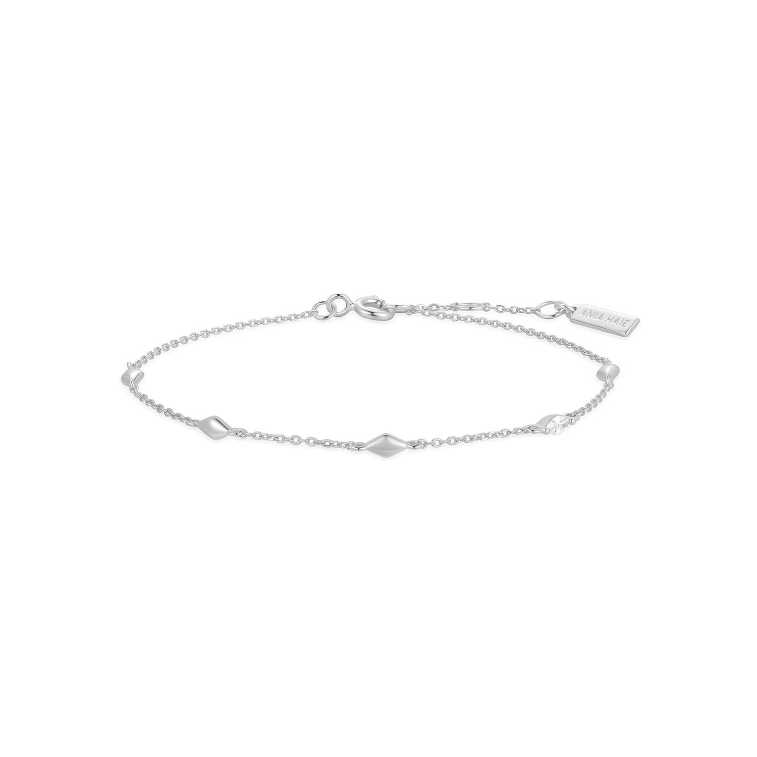 HET MERK
Geïnspireerd door de laatste fashion trends is Ania Haie het toonaangevende sieradenmerk voor hoogkwalitatieve maar ook betaalbare zilveren sieraden, zonder op de kwaliteit in te leveren. Iedere collectie is gebaseerd op de laatste catwalktrends, waardoor Ania Haie snel tot hét sieradenmerk voor stijlbewuste consumenten is verkozen. Elk sieraad wordt ontworpen om te combineren met andere sieraden waardoor je je eigen look kunt creëren. Maar ook zijn Ania Haie sieraden opvallend genoeg om op zichzelf te dragen.

SPECIFICATIES
- Ania Haie
- Armband
- 925 zilver met rhodium plating
- Lengte 18,5cm
- AH B066-03H
