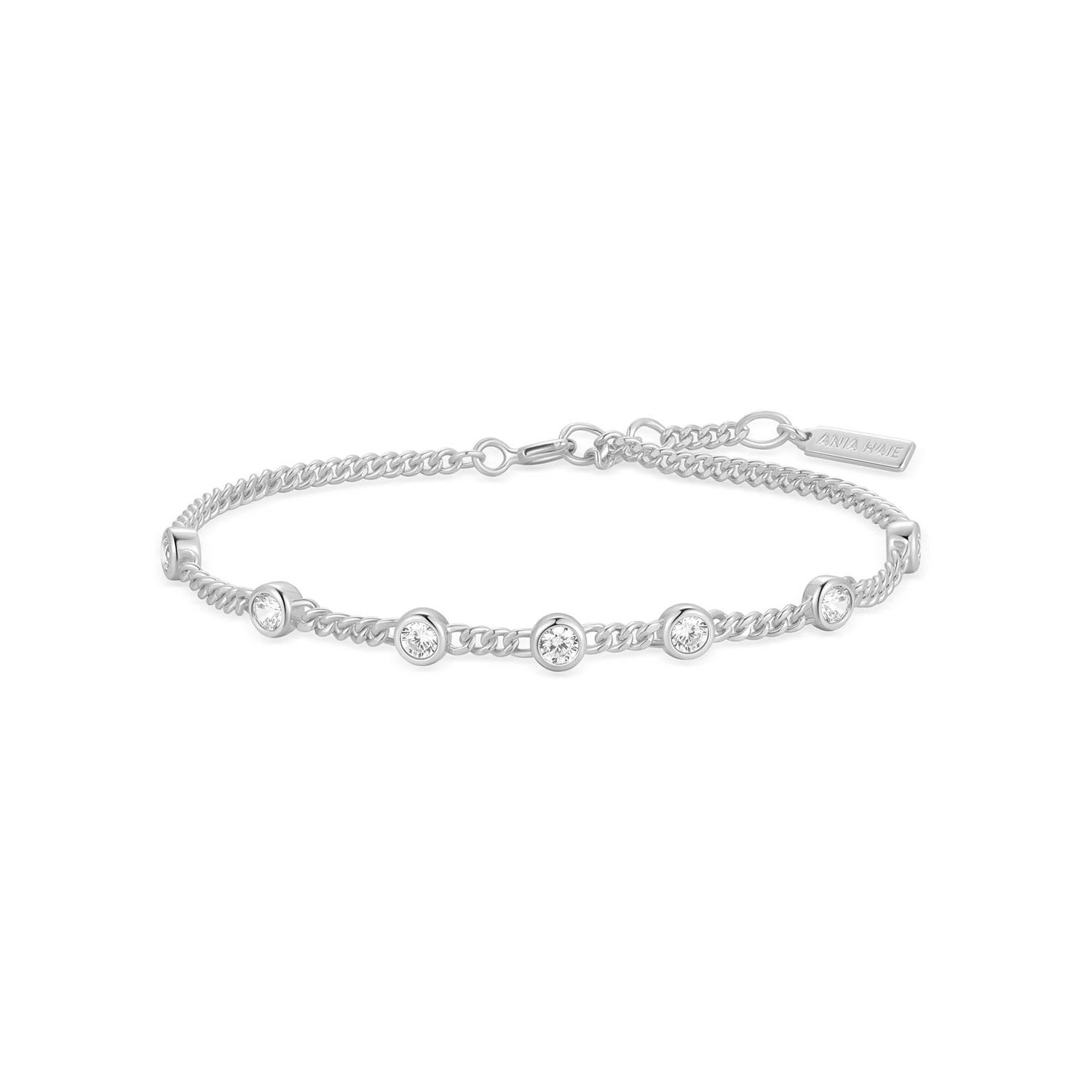 HET MERK
Geïnspireerd door de laatste fashion trends is Ania Haie het toonaangevende sieradenmerk voor hoogkwalitatieve maar ook betaalbare zilveren sieraden, zonder op de kwaliteit in te leveren. Iedere collectie is gebaseerd op de laatste catwalktrends, waardoor Ania Haie snel tot hét sieradenmerk voor stijlbewuste consumenten is verkozen. Elk sieraad wordt ontworpen om te combineren met andere sieraden waardoor je je eigen look kunt creëren. Maar ook zijn Ania Haie sieraden opvallend genoeg om op zichzelf te dragen.

SPECIFICATIES
- Ania Haie
- Armband
- 925 zilver met rhodium plating
- Lengte 18,5cm
- AH B066-05H