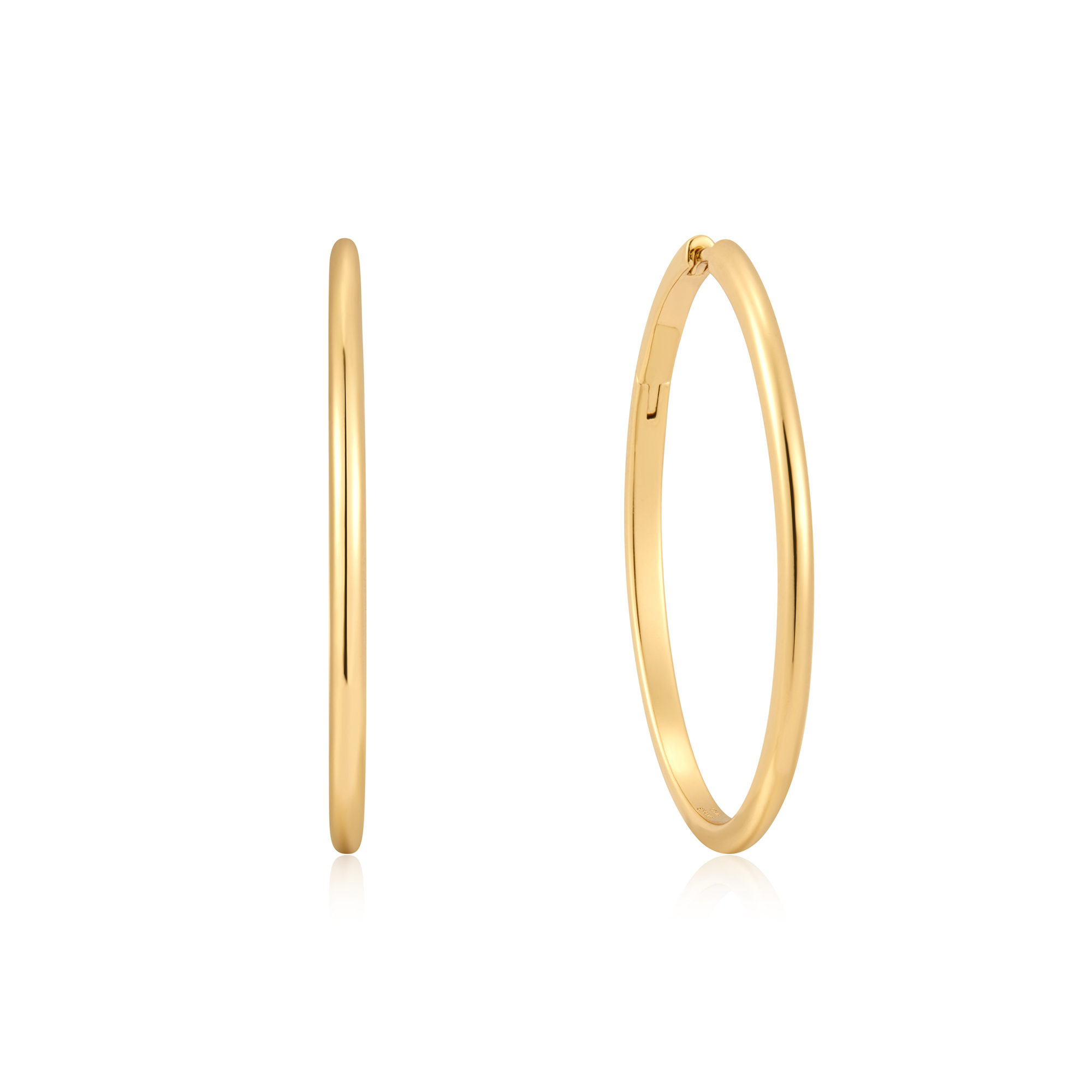 Maak van onze slanke oversized hoops je must-haves voor het nieuwe seizoen. Draag ze alleen of stapel ze op elkaar om je stapel oorbellen compleet te maken, je zult je dagelijkse outfits zeker een boost geven.

HET MERK
Ge&iuml;nspireerd door de laatste fashion trends is Ania Haie het toonaangevende sieradenmerk voor hoogkwalitatieve maar ook betaalbare zilveren sieraden, zonder op de kwaliteit in te leveren. Iedere collectie is gebaseerd op de laatste catwalktrends, waardoor Ania Haie snel tot h&eacute;t sieradenmerk voor stijlbewuste consumenten is verkozen. Elk sieraad wordt ontworpen om te combineren met andere sieraden waardoor je je eigen look kunt cre&euml;ren. Maar ook zijn Ania Haie sieraden opvallend genoeg om op zichzelf te dragen.

SPECIFICATIES
- Ania Haie
- Oorbellen
- Lengte 33,5mm
- 925 zilver met gold/ rhodium plating
- AH E059-21G