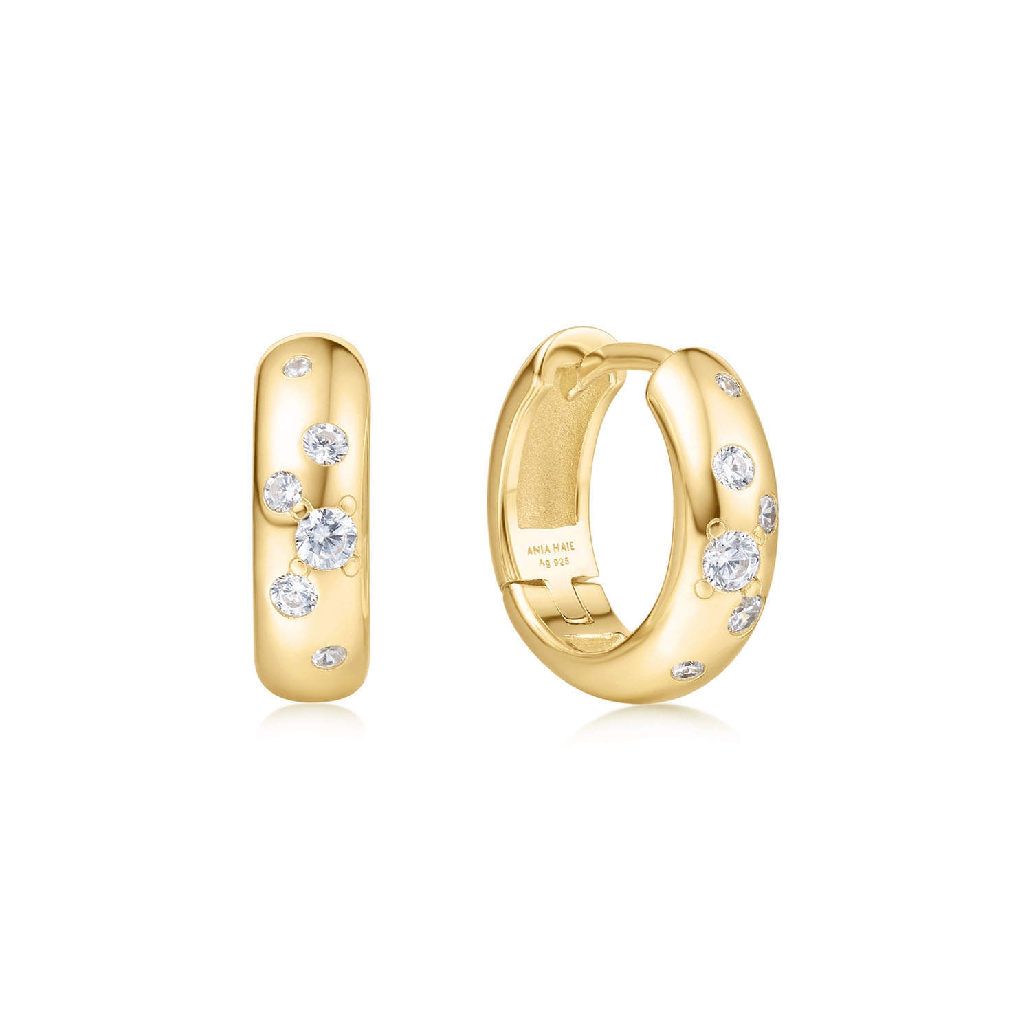 Miss Dainty is ontworpen voor vrouwen die houden van een elegante look met een speels detail. Deze chunky hoops hebben een verfijnde afwerking en een rustige, stijlvolle uitstraling. Je kunt ze goed combineren met andere oorbellen voor een opvallend look. 

HET MERK
Geïnspireerd door de laatste fashion trends is Ania Haie het toonaangevende sieradenmerk voor hoogkwalitatieve maar ook betaalbare zilveren sieraden, zonder op de kwaliteit in te leveren. Iedere collectie is gebaseerd op de laatste catwalktrends, waardoor Ania Haie snel tot hét sieradenmerk voor stijlbewuste consumenten is verkozen. Elk sieraad wordt ontworpen om te combineren met andere sieraden waardoor je je eigen look kunt creëren. Maar ook zijn Ania Haie sieraden opvallend genoeg om op zichzelf te dragen.

SPECIFICATIES
- Ania Haie
- Oorbellen
- 925 zilver met gold plating
- Lengte 10mm
- AH E065-04G