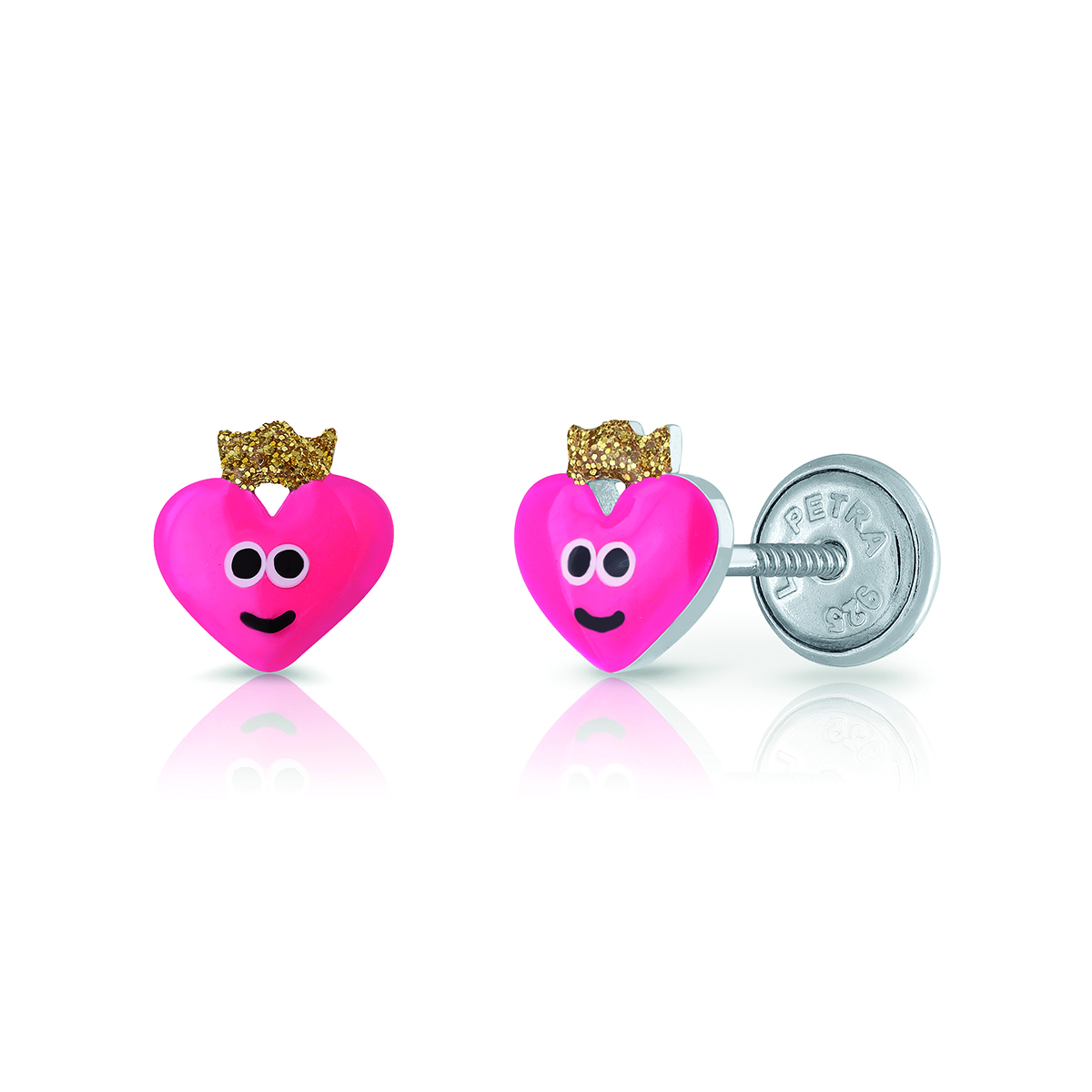 Deze hartjes oorbellen zijn super leuk als cadeautje, maar natuurlijk ook voor jezelf! Ze zijn gemaakt van 925 sterling zilver en gekleurd emaille. Uniek aan de oorknopjes is de handige schroefsluiting, zo kan je ze zelfs met slapen dragen. Handig toch?

Lapetra kindersieraden
Lapetra is het nieuwste handgemaakte, zilver gerhodineerde sieradenmerk voor jonge meiden. De opvallende oorknopjes met unieke designs zijn voorzien van een schroefsluiting; deze draait stevig vast. Hierdoor verliezen ze de oorknopjes niet en kunnen ze deze zelfs comfortabel inhouden bij het slapen. Bij alle sieraden ontvang je een metalen blikje: een feestje om te geven én te krijgen!

Specificaties
  - LPOS0056
  - Oorknopjes
  - 925 sterling zilver
  - Lengte: 0,5 x 0,5 cm