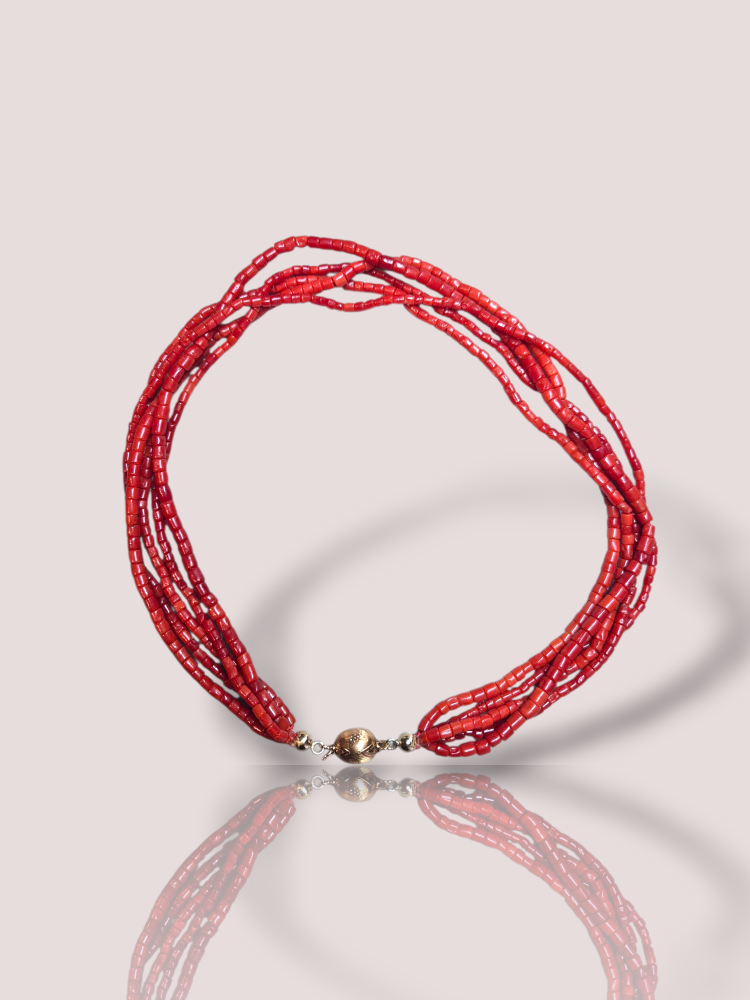 Dit vintage koraal collier heeft vijf rijen en een 14k geel gouden slot. Met zijn elegante ontwerp en hoogwaardige materialen valt hij op als een tijdloos sieraad. Draag deze ketting als een statement piece over een eenvoudige outfit voor een chique en stijlvolle look. Ideaal voor speciale gelegenheden.

De lengte van het snoer is 40 cm en valt daardoor prachtig om de hals.