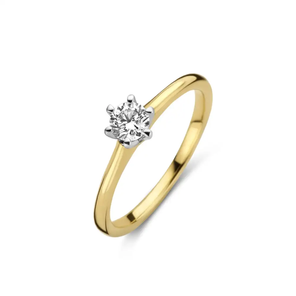 Een tijdloos, elegant en stijlvol model, met een mooie lage zetting waarbij de briljant geslepen diamant door 6 zetpootjes wordt omringd.
14-karaats geelgouden ring uit de serie Reale van Briljant.
Diamant: 0.35 ct. Kleur en zuiverheid: G Vsi