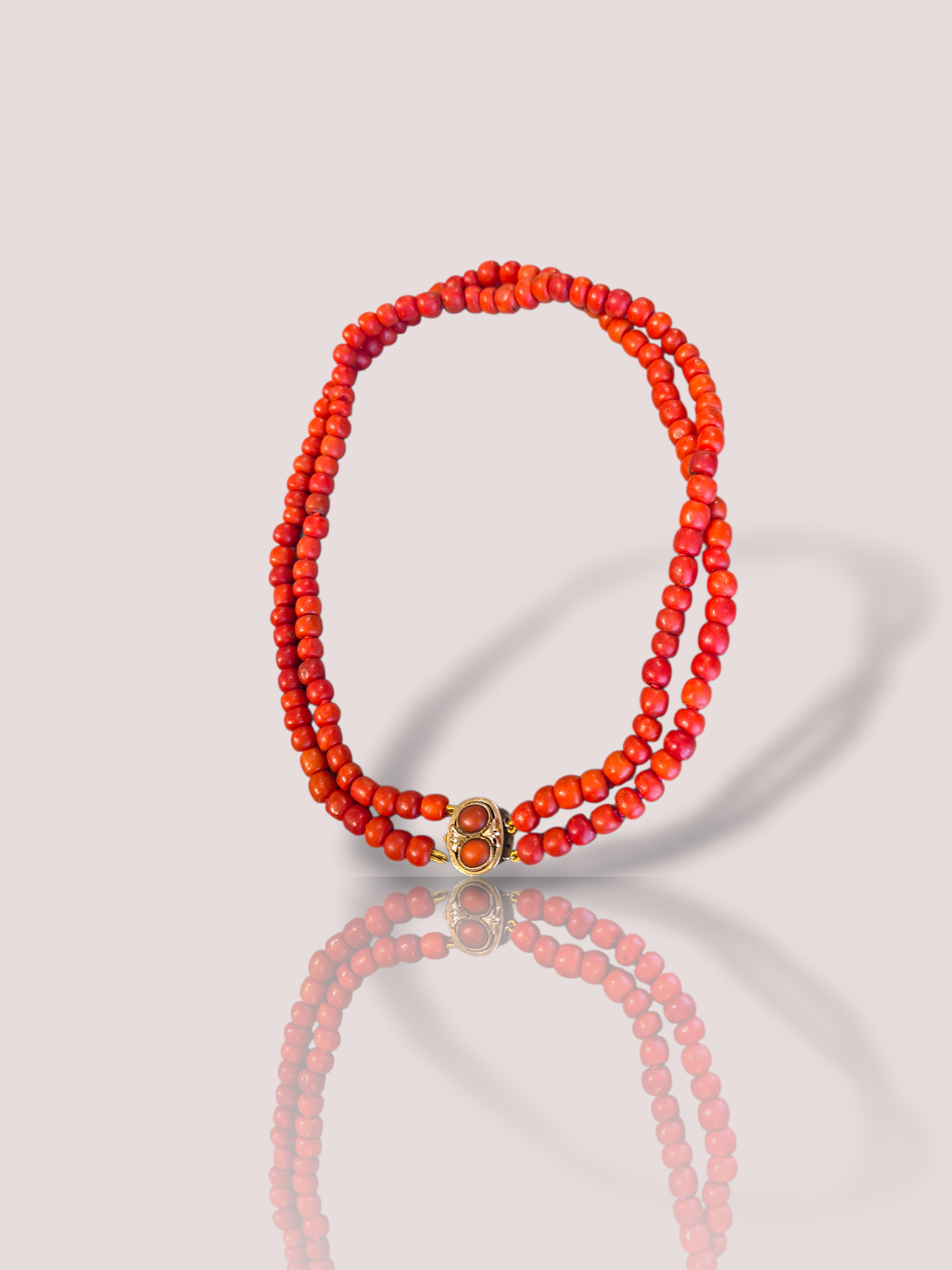 Het antieke koraal collier met voorzien van een elegant gouden slot, is een prachtig juweel. Het is een prachtig 2-rijig collier met koraal van 7,4 tot 8 mm dik. Draag dit opvallende sieraad bij een avondjurk voor een klassieke uitstraling, of combineer het met casual kleding voor een chique twist. Perfect voor elke gelegenheid en een tijdloos accessoire.

De lengte van het collier is 44 cm.
