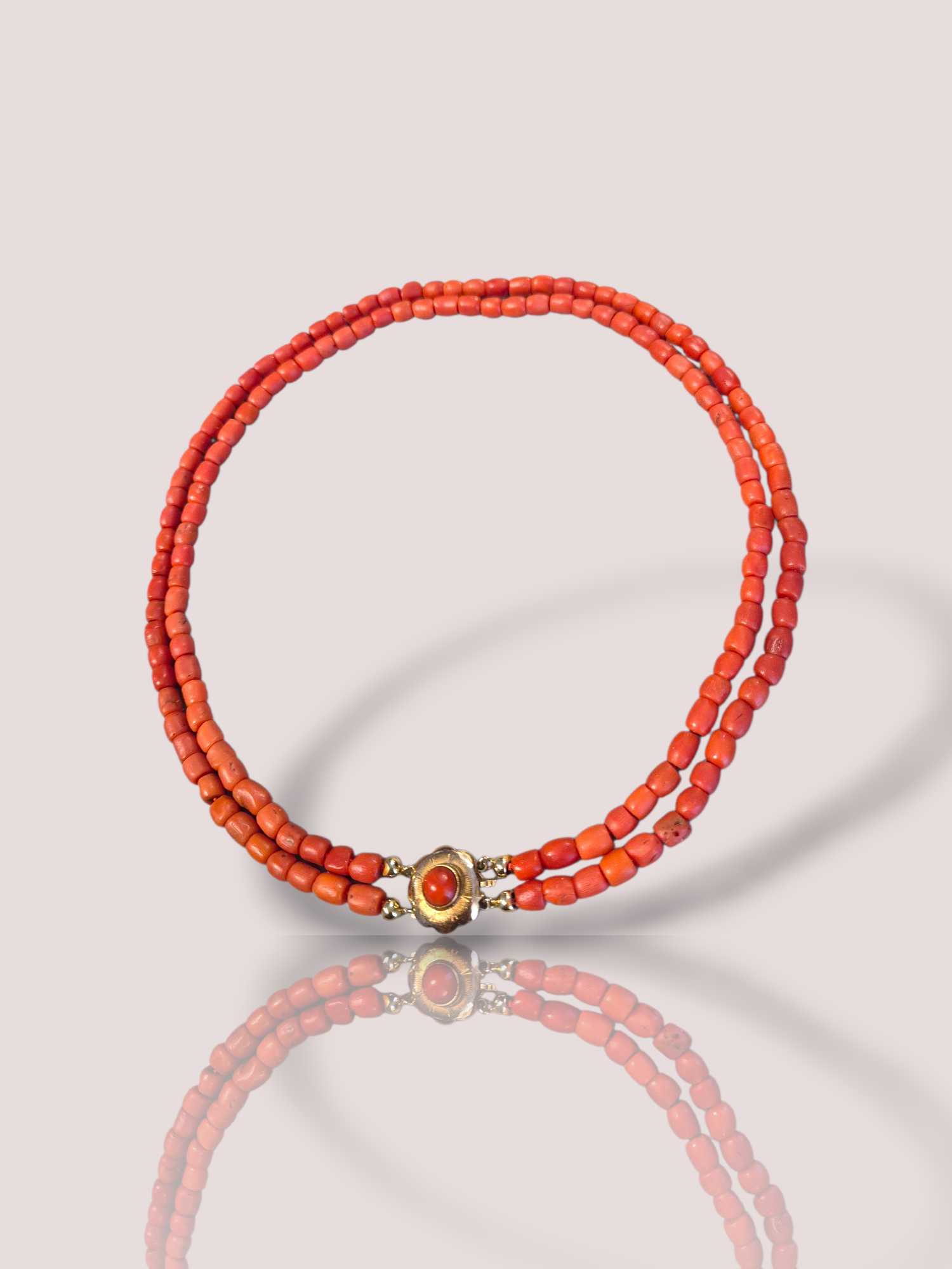 Dit prachtige Vintage 2-rijig bloedkoraal collier met gouden slot valt onder de categorie sieraden, specifiek als ketting. Het is een elegante aanvulling op elke outfit en ideaal voor speciale gelegenheden. Draag het met een eenvoudige jurk om de ketting echt te laten schitteren. Perfect voor zowel formele als informele gelegenheden.

De bloedkoralen zijn prachtig van kleur en mooi egaal, met een dikte van circa 5,3 mm. Het kortste snoer is 42 cm, waardoor het prachtig aansluit om de hals bij het dragen.