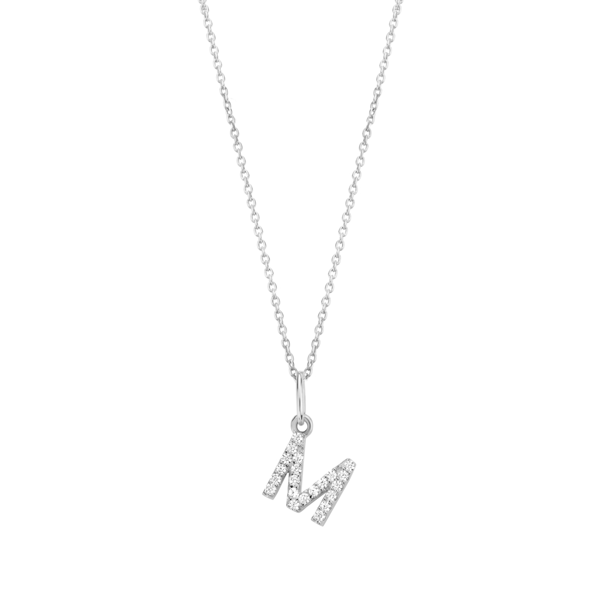 De Halsketting met letter M is een verfijnde zilverkleurige halsketting gemaakt van 925 sterling zilver en volledig gezet met zirkoontjes. Deze elegante ketting past perfect bij zowel casual als stijlvolle outfits. Draag het solo voor een subtiele look of combineer met andere kettingen voor een gelaagd effect. Perfect als persoonlijk cadeau of speciale toevoeging aan je sieradencollectie.
