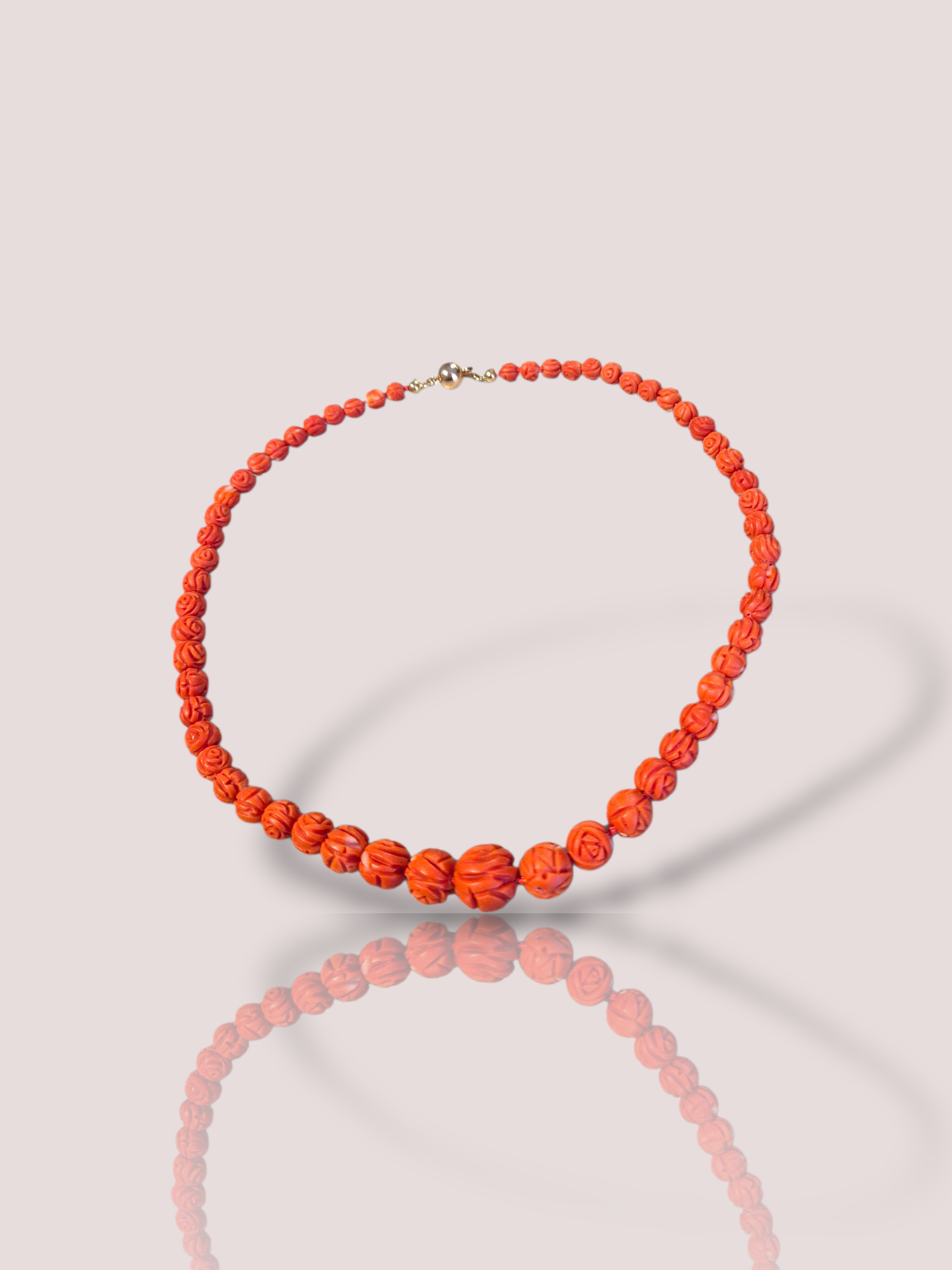 Dit Vintage Momo bloedkoraal bewerkt rivière collier met 14k geel gouden slot is een prachtig sieraad. Met zijn unieke bloedkoraal kralen en verfijnde gouden sluiting straalt het elegantie uit. Draag deze ketting bij een avondjurk of formele outfit voor een verfijnde uitstraling. Perfect als opvallend modestatement of als verfijnde toevoeging aan je sieradencollectie.

De bloedkoralen variëren in dikte van 12,3 tot 5,5 mm, de kralen lopen van groot naar klein.