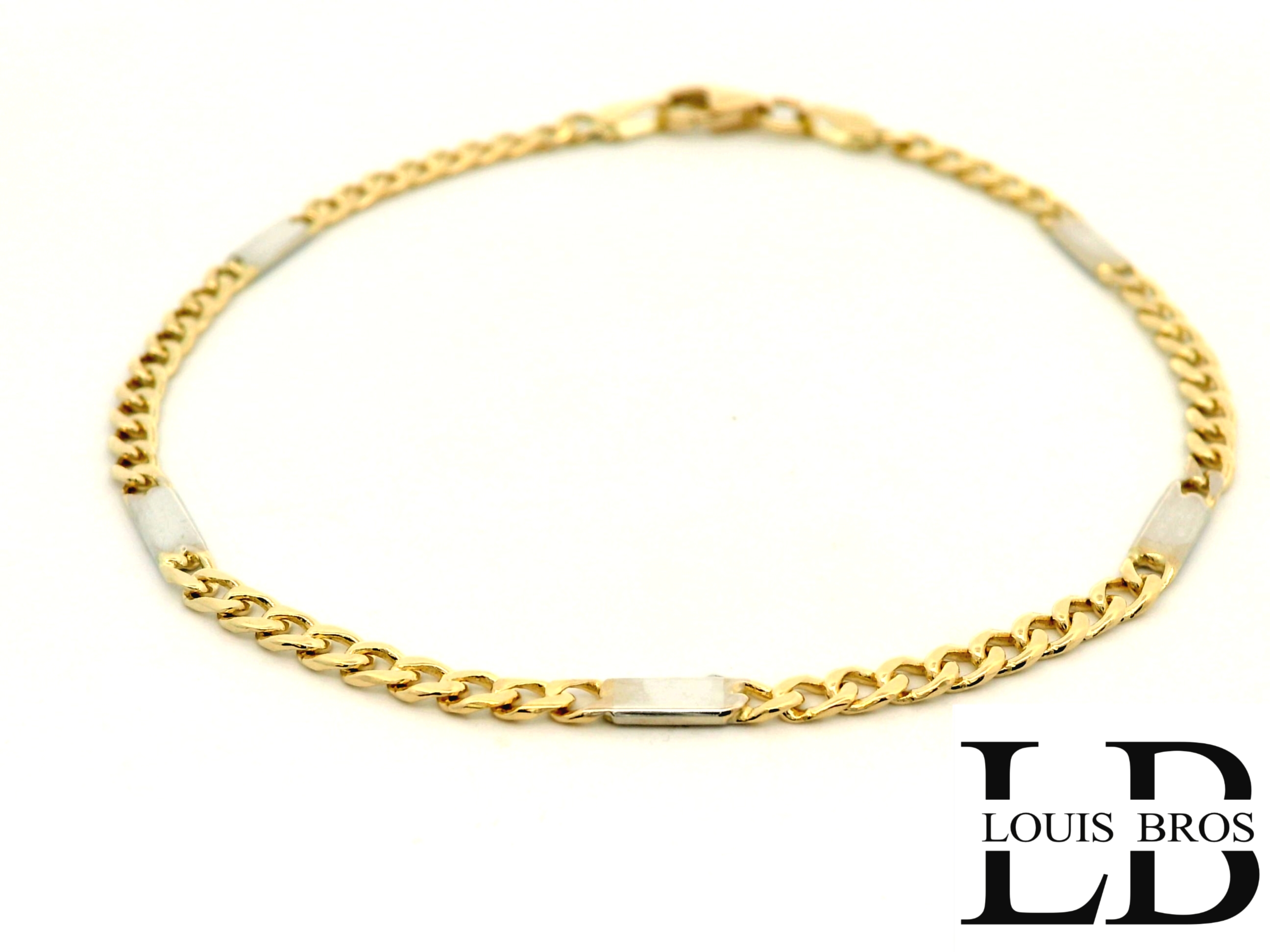Stijlvol, tijdloos en perfect op elkaar afgestemd – deze unisex  armband set van 14 karaat bicolor goud (4.5 gr) straalt klasse en verfijning uit. De combinatie van geelgouden gourmet schakels met gepolijste witgouden tussenstukken geeft dit sieraad een moderne en luxe uitstraling.

Zowel de armband zijn voorzien van een klassieke gourmet schakelstructuur, die soepel om de hals en pols valt. De subtiele witgouden accenten zorgen voor een uniek contrast en maken deze set geschikt voor elke gelegenheid – van dagelijks gebruik tot formele events.

Kenmerken:

Materiaal: 14 karaat geelgoud en witgoud (585/1000)

Type: Gourmet schakel met witgouden tussenstukken

Afwerking: Hoogglans gepolijst

Sluiting: Veilige karabijnsluiting

Unisex ontwerp: elegant voor zowel dames als heren

Breedte: 2.75 mm

Gewicht: 4.5 gr

Deze armband is het perfecte geschenk voor een speciaal moment, of een waardevolle aanvulling op je eigen sieradencollectie. Ook afzonderlijk verkrijgbaar.