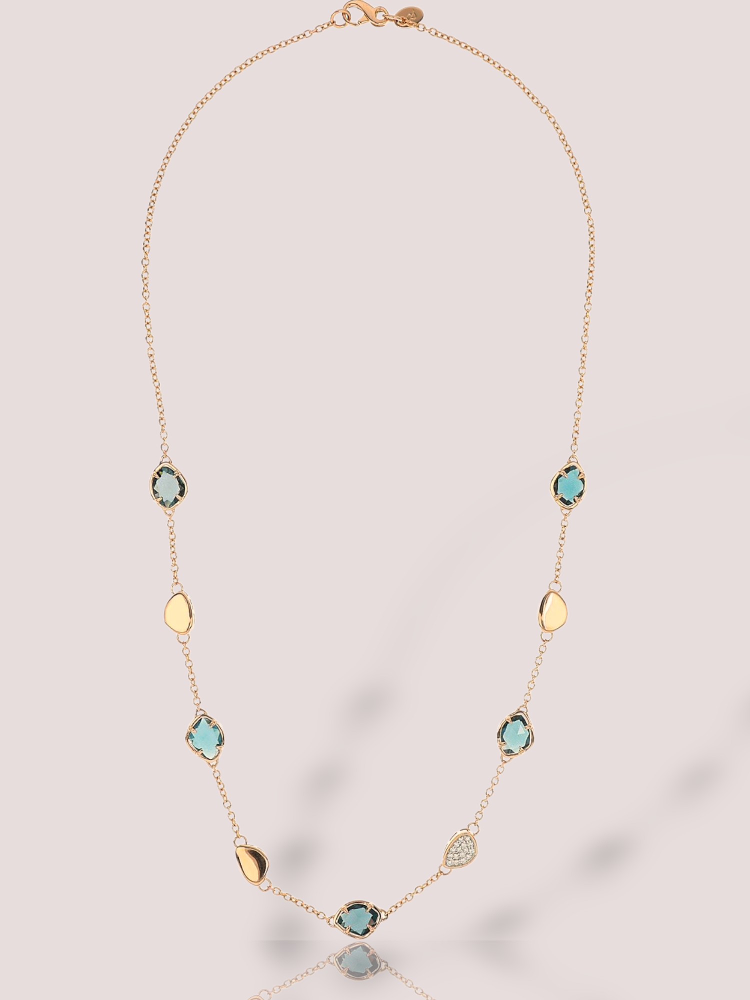 Dit 18k roségouden Peroni & Parise collier is een verfijnde ketting van hoge kwaliteit. Deze prachtige ketting kan mooi gedragen worden als collier voor dagelijkse elegantie of bij speciale gelegenheden. Het collier bevat London blue topaas en 0,19ct diamant in de kleur G, VS. 

Combineer met andere roségouden sieraden voor een complete look. Ideaal als geschenk of voor jezelf om je outfit te verfraaien.