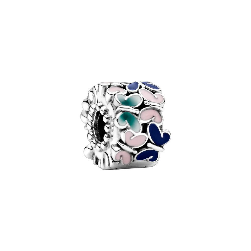 Breng een flinke dosis kleur in je look met deze clipbedel die met de hand is afgewerkt van sterlingzilver. Hij is gedetailleerd met een zwerm vlinders en deze betekenisvolle bedel is voorzien van met kleurrijk met de hand aangebrachte emaille. Dit is het perfecte stuk voor een tuinlook aan je favoriete armband. De clipbedel houdt je armbandstyling gelijkmatig verdeeld. Deze clipbedel heeft geen siliconen grip, dus hij beweegt heen en weer wanneer hij niet op het schroefdraadsysteem wordt geplaatst (twee verhoogde bedelverdelers).
