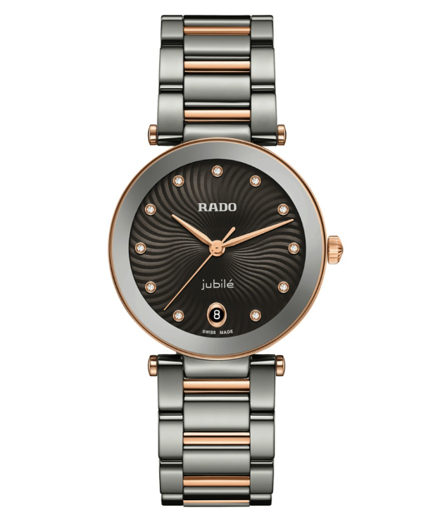 De Rado LaCoupole R22241703 is een elegante horloge met Zwitserse quartz-beweging, analoge aanduiding en een ronde keramische kast in bruin met saffierglas. Het horloge is waterbestendig tot 5 ATM, antiallergisch en nikkelvrij. Met 11 briljant geslepen diamanten op de wijzerplaat is dit stijlvolle horloge perfect voor zowel zakelijke als formele gelegenheden. Draag met vertrouwen.