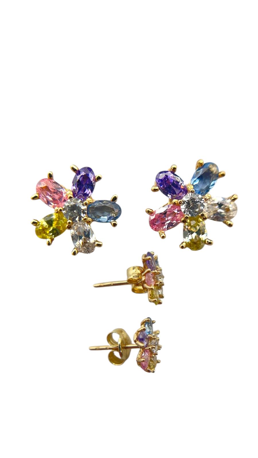 Deze prachtige bloemoorbel met zirkonia in wit, geel, rosé, paars en blauw combineert elegantie met veelzijdigheid. Ideaal voor alledaags gebruik of een speciale gelegenheid, deze stud oorbellen voegen een subtiele sprankeling toe aan elke outfit. Combineer met casual of formele kleding voor een stijlvolle uitstraling. Modelnummer: FLOWER EARRING. Categorie: Sieraden. Type: Stud oorbellen van zirkonia.