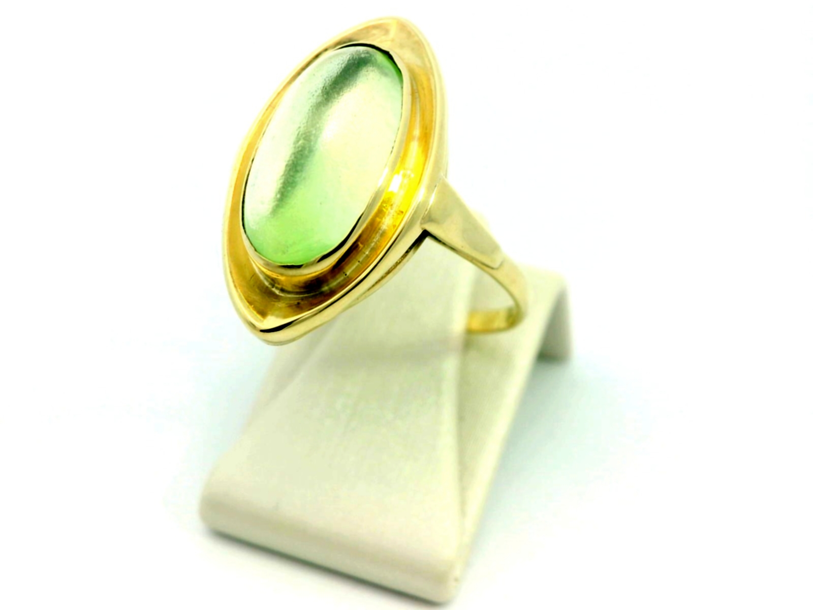 Laat je betoveren door deze unieke vintage 14 karaat geelgouden ring (3.69 gr), met als stralend middelpunt een prachtige groene fluoriet edelsteen. De ring ademt karakter en elegantie, met een klassiek ontwerp dat moeiteloos de tand des tijds heeft doorstaan.

De natuurlijke groene kleur van de fluoriet staat symbool voor helderheid, rust en balans – een subtiele maar opvallende eyecatcher. Als tweedehands sieraad heeft deze ring een verhaal, wat hem des te waardevoller maakt.

Kenmerken:

Materiaal: 14 karaat geelgoud (585/1000)

Stijl: Vintage, tweedehands

Edelsteen: Groene fluoriet

Afwerking: Klassiek gepolijst

Conditie: In uitstekende staat

Een karaktervolle ring voor liefhebbers van unieke, duurzame sieraden met een verhaal.