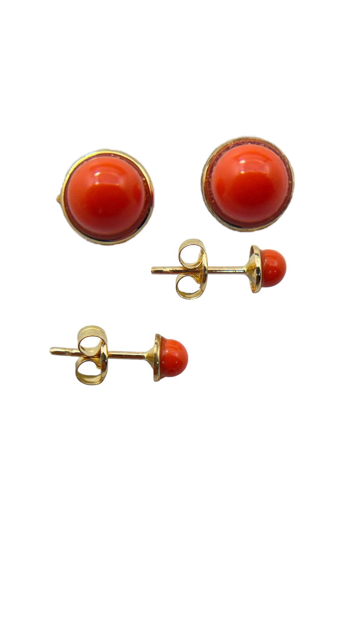 De Oorknop Bloedkoraal 14k goud is een prachtige aanvulling voor elke sieradencollectie. Deze elegante studs, gemaakt van hoogwaardig 14 karaat goud en versierd met bloedkoraal, stralen verfijning uit. Deze sierlijke oorbellen zijn perfect voor zowel dagelijks gebruik als speciale gelegenheden. Draag ze met een opgestoken kapsel om hun volle pracht te tonen.