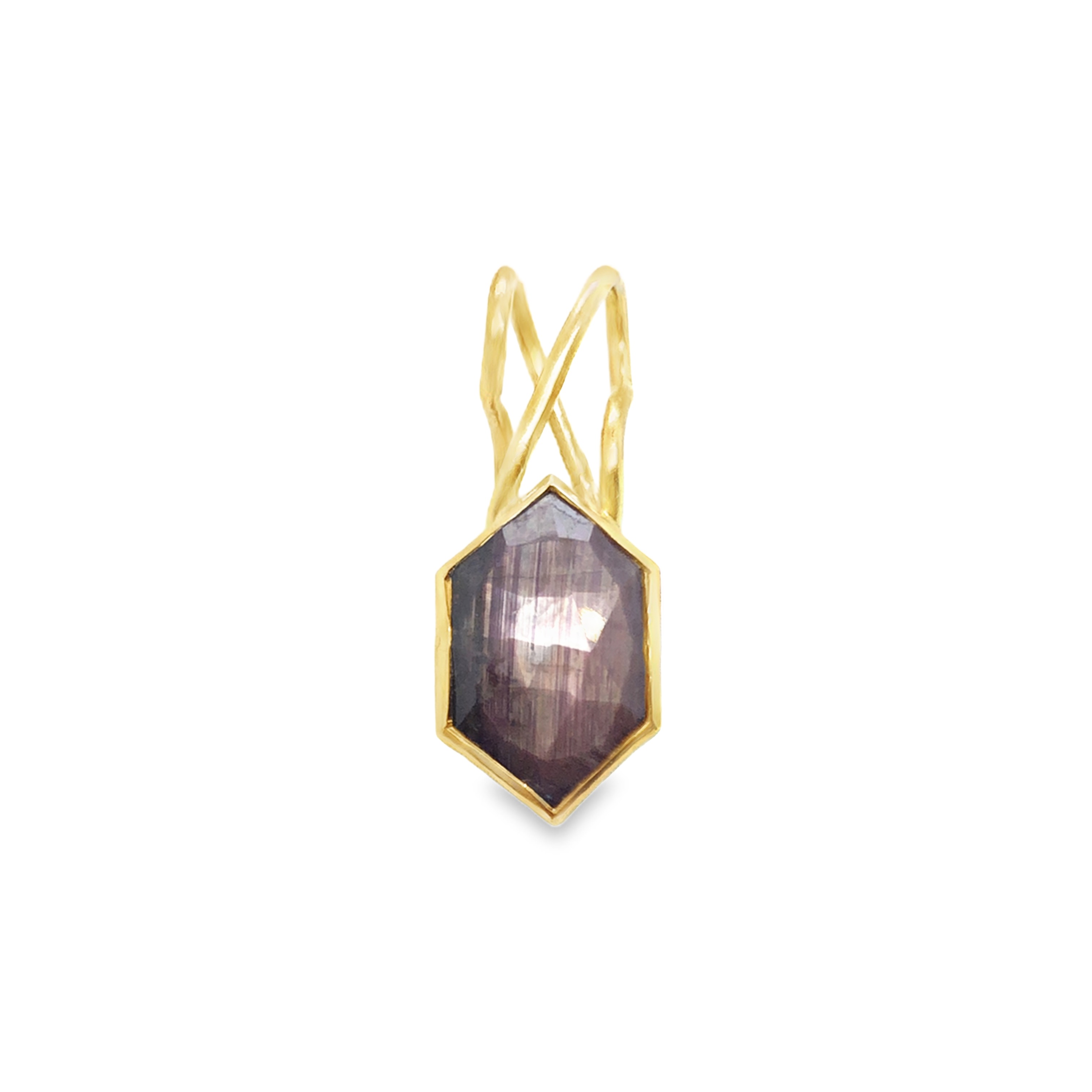 Der Ringträger in Gold 750 mit Safir-Raute ist ein besonderer täglicher Begleiter für alle, die Ihren Ehering nicht täglich tragen können oder dürfen. dieser wird in den dafür eigens angefertigten Anhänger eingehängt und mit einer Kette verschlossen. Er besticht durch sein edles Design und den faszinierenden Safir in Rautenform. Ideal als Halskette getragen, verleiht dieser Anhänger jedem Outfit einen Hauch von Eleganz und Exklusivität. Perfekt für besondere Anlässe oder als stilvolles Alltagsaccessoire.