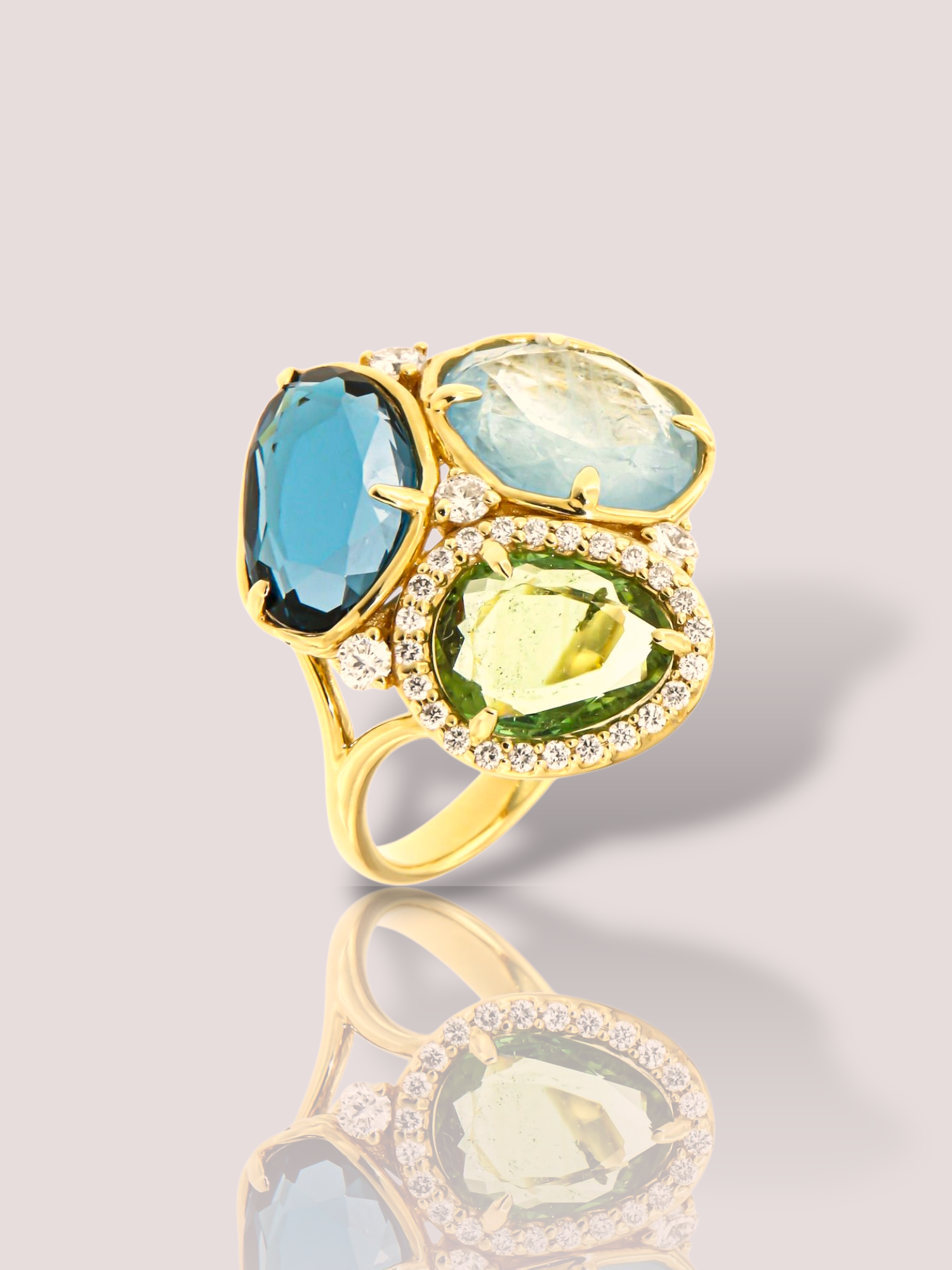 Deze 18k geel gouden Peroni & Parise fantasie ring is een prachtig sieraad met fantasierijke details. Deze ring bevat prachtige kleuredelstenen, te weten een lichtblauwe aquamarijn, een London blue topaz, een groene toermalijn en diverse briljant geslepen diamanten in G-kleur en kleine insluitsels. 

Draag het solo voor een verfijnde look of combineer met andere ringen voor een trendy, gelaagde stijl. Perfect voor elke gelegenheid.