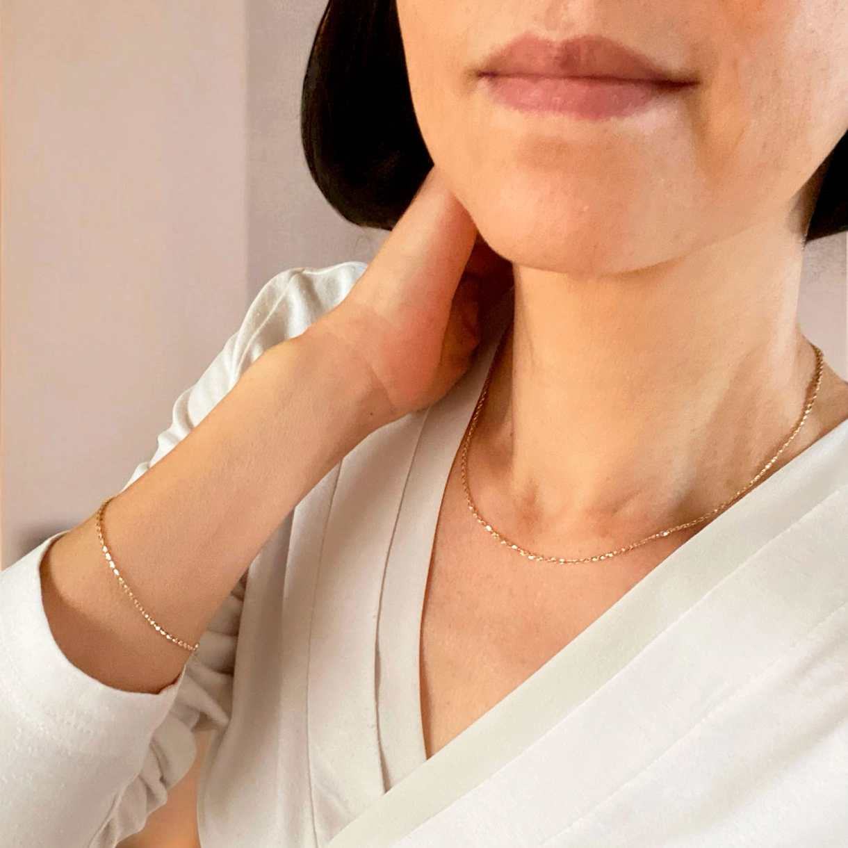 Dit prachtige San Design gouden collier, modelnummer 5002-45, is een elegant sieraad dat elke outfit verfijnt. Met een lengte van 450 mm en gemaakt van goud, straalt het luxe uit. De karabijnsluiting zorgt voor een veilige pasvorm. Draag het voor zowel formele als casual gelegenheden om je stijl te accentueren met een vleugje elegantie.