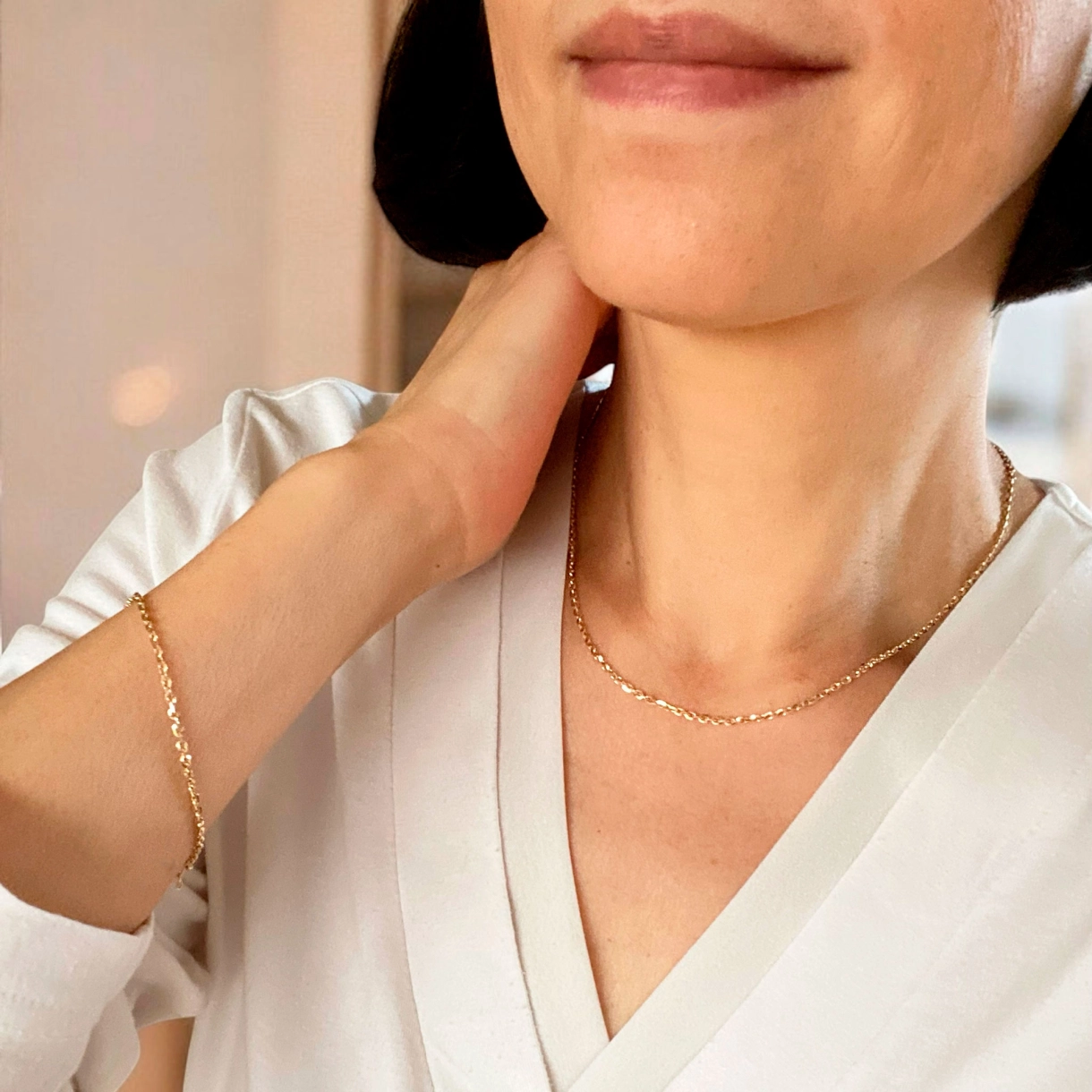 San Design | Gouden collier | 5003-45 is een verfijnde gouden ketting van 45 cm, met een karabijnsluiting en een breedte van 2,2 mm. Ideaal om alleen te dragen voor een elegante uitstraling of in combinatie met andere sieraden voor een gelaagde look. Perfect voor zowel dagelijkse draag als speciale gelegenheden. Voeg luxe toe aan jouw collectie.