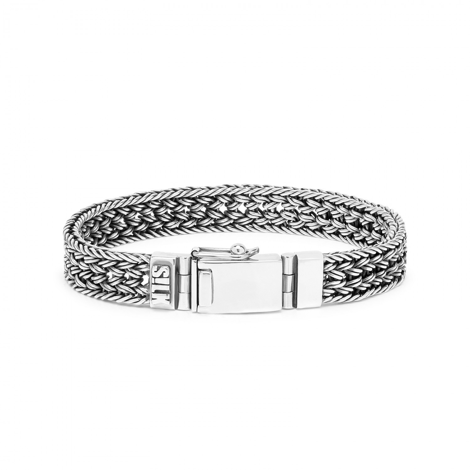 De SILK Mesh 662 armband is de breedste toevoeging aan onze Mesh serie. In tegenstelling tot zijn smallere broertje, de 262, heeft deze armband scharnieren aan het bakslot. Vanwege de populariteit van zowel de Mesh 153 als de 262, hebben we dit jaar een bredere variant geïntroduceerd, die bovendien de mogelijkheid biedt voor een prachtige gravure op het slot. Deze elegante armband is met uiterste precisie gevlochten tot een platte vierkante structuur. Dankzij het platte ontwerp draagt de armband comfortabel en past deze prachtig om je pols. De armband is zowel geschikt voor heren als dames en kan stijlvol worden gecombineerd met een platte lederen band.