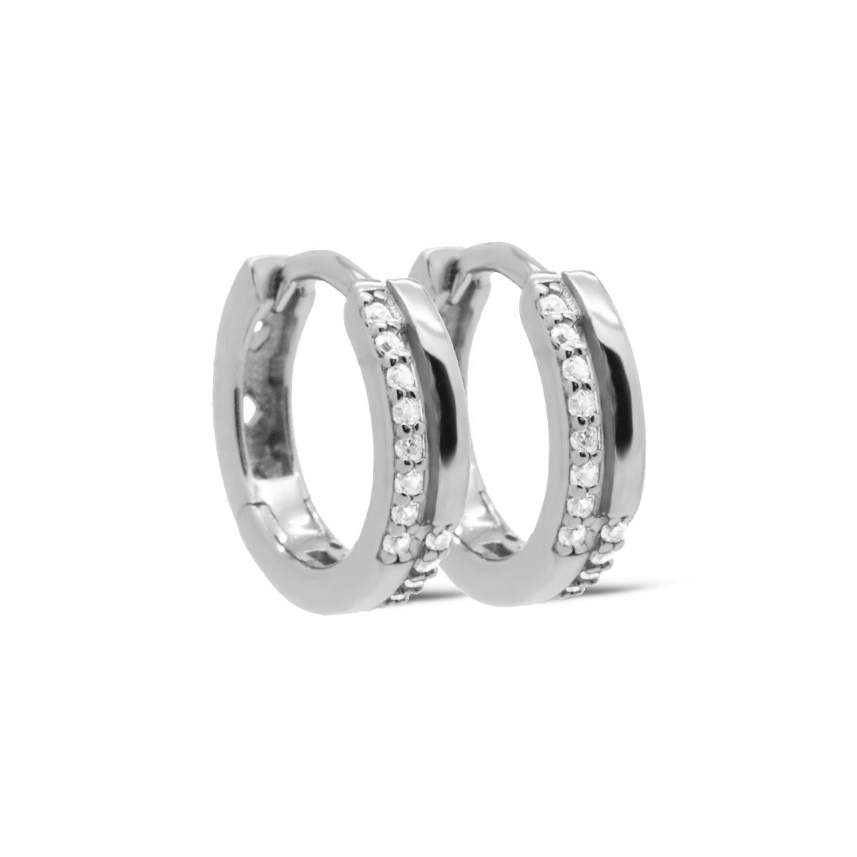 De Karma Hinged Hoops YILS Zirconia 12MM Silver, modelnummer KAR-H592S, zijn elegante creolen die nikkelvrij zijn. Perfect voor gevoelige oren. De schitterende zirconia-steentjes geven een luxueuze uitstraling. Draag ze als stijlvolle aanvulling bij zowel casual als formele outfits. Ze zijn eenvoudig te combineren en voegen een vleugje verfijning toe aan elke look.