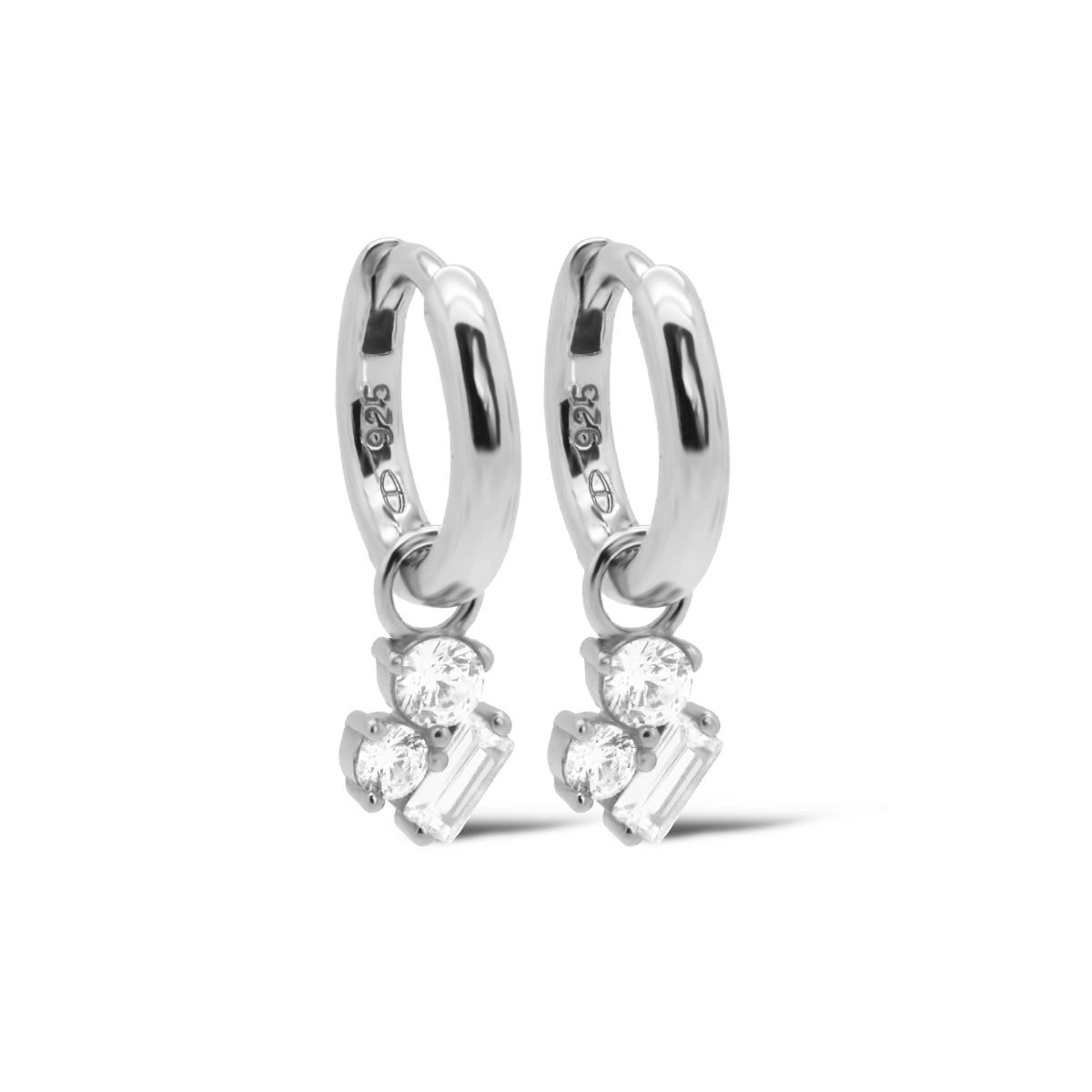 De Karma Hinged Hoops NIEN Baguette Silver, modelnummer KAR-A159S, zijn prachtige creolen. Deze nikkelvrije oorbellen stralen elegantie en stijl uit, perfect voor elke gelegenheid. Draag ze met opgestoken haar om de glinsterende baguettes volledig tot hun recht te laten komen. Ideaal voor zowel dagelijkse outfits als chique avondlooks. Een must-have in elke sieradencollectie.